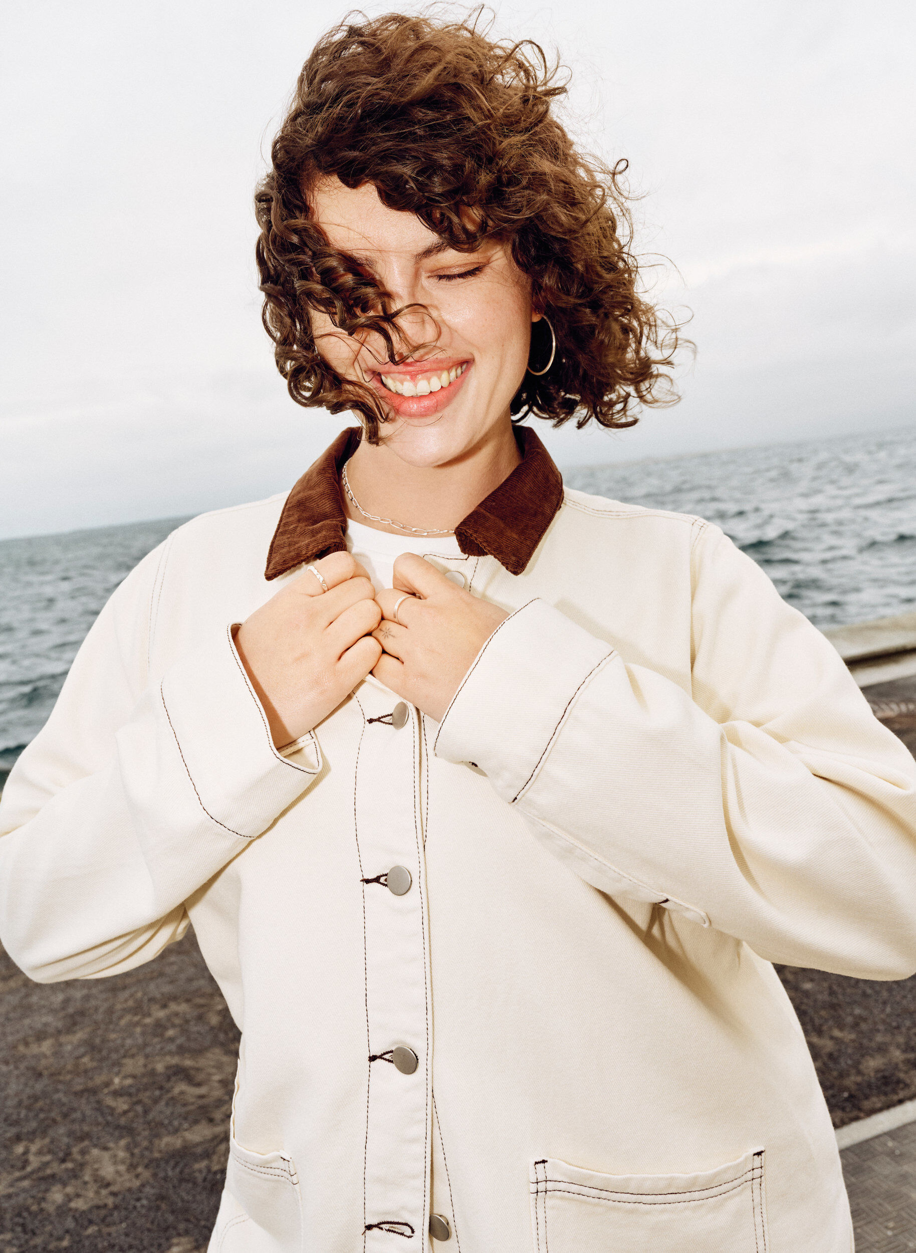 Zizzi Veste en jean de couleur avec col contrastant, Vanille, Image image number 0