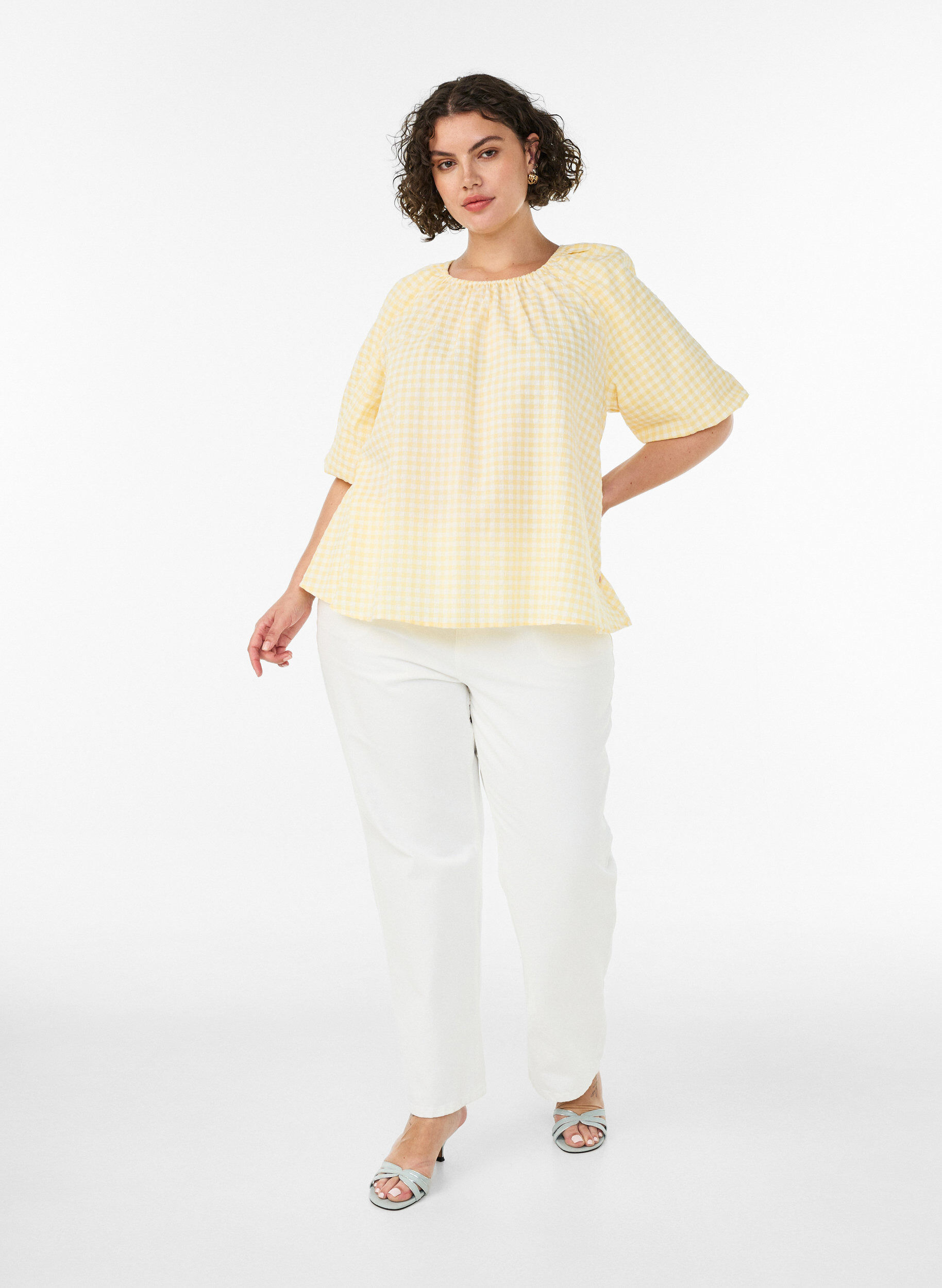 ZizziBlouse &agrave; petits carreaux avec une encolure &eacute;lastiqu&eacute;e et des manches coude, Jaune clair, Model image number 1