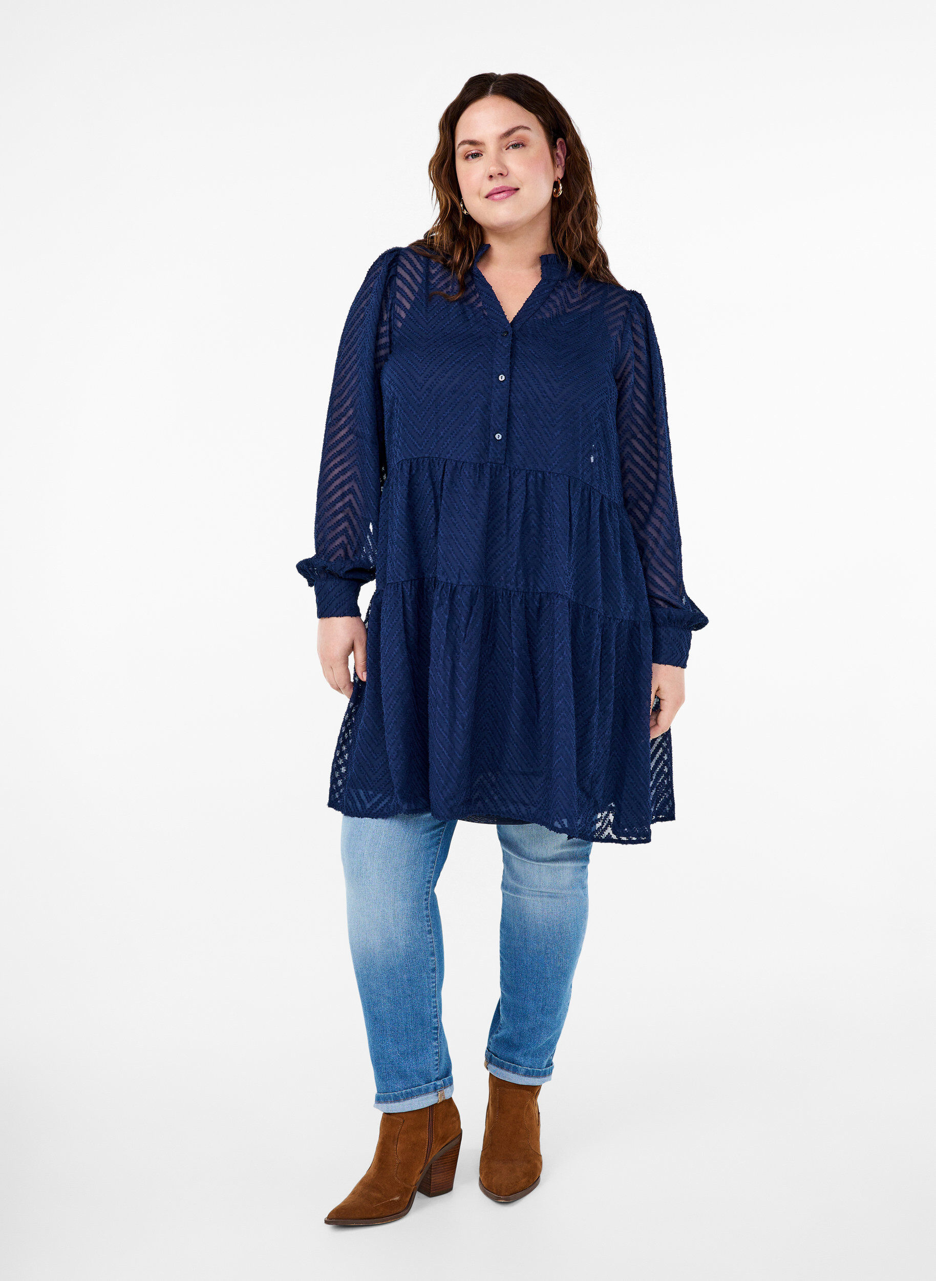 Zizzi Robe courte textur&eacute;e avec un col &agrave; volants, Navy Blazer, Model image number 2