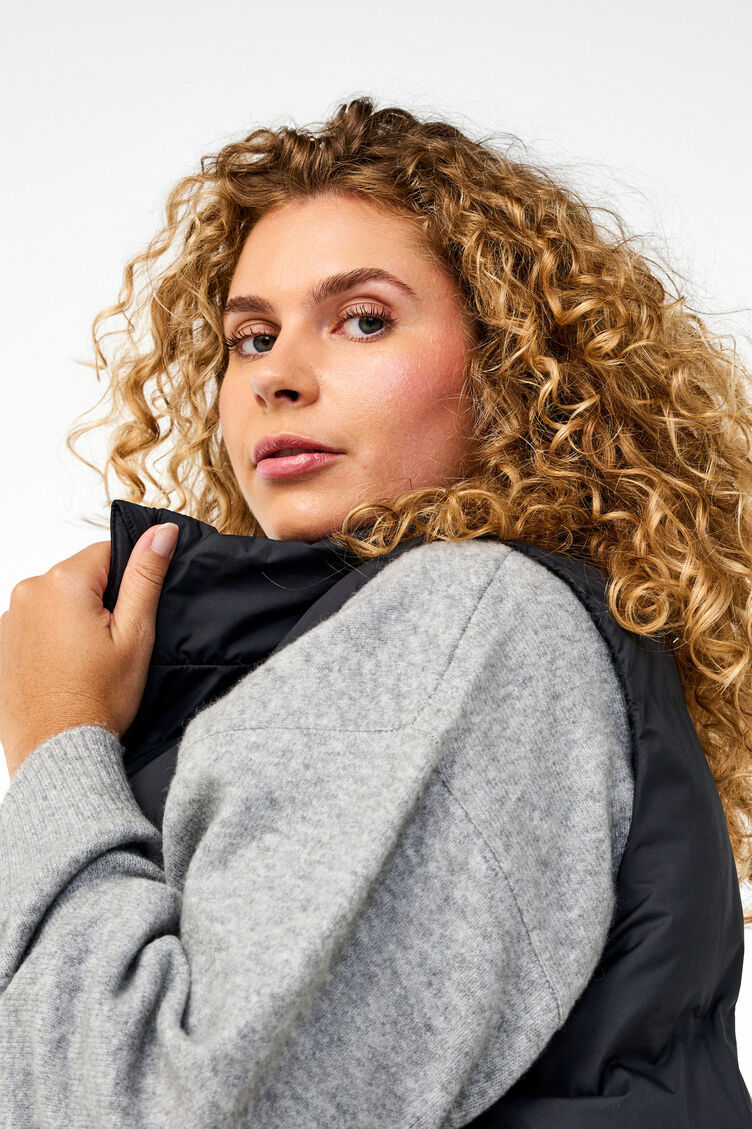 Gilet long avec poches et fermeture éclair à double sens, Noir, Model image number 4