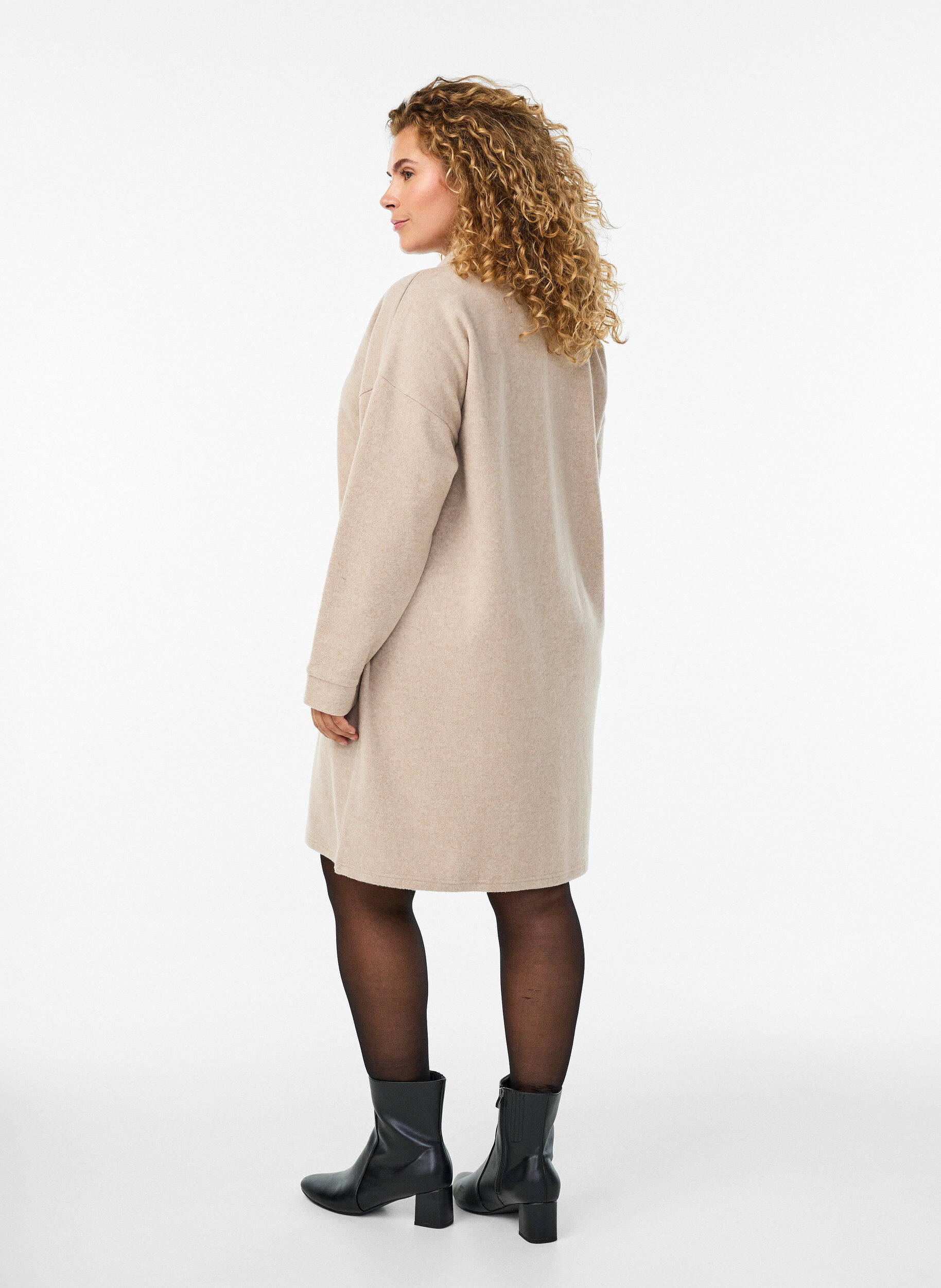 Zizzi Robe mi-longue en jersey avec un col en V, Beige, Model image number 2