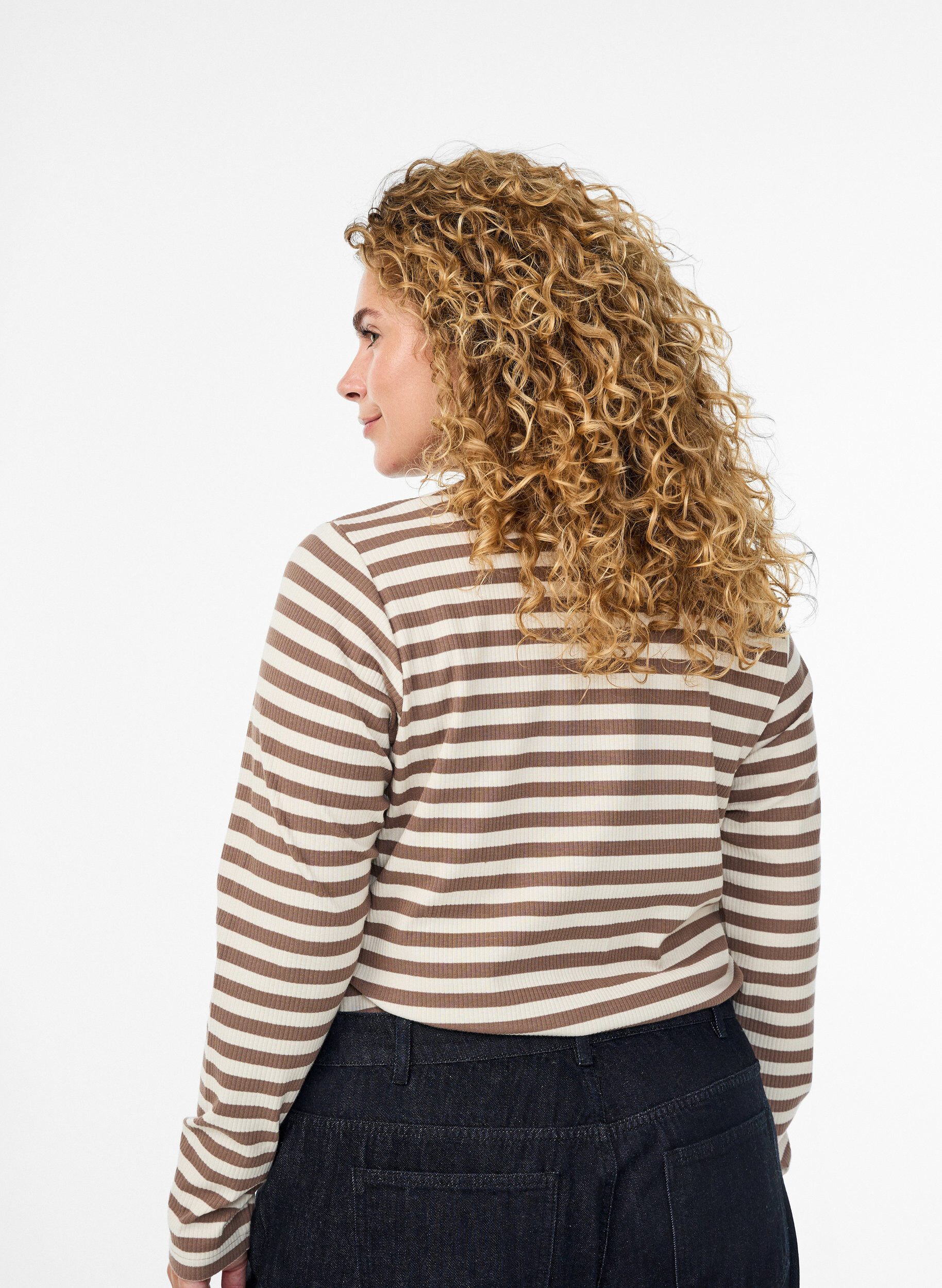 Zizzi Blouse en jersey ray&eacute; &agrave; la texture c&ocirc;tel&eacute;e, Vanille, Model image number 2
