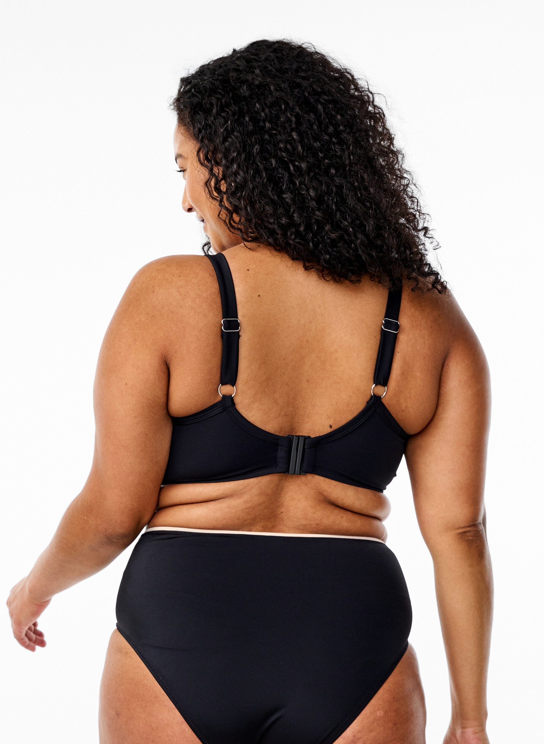 Zizzi Haut de bikini drap&eacute; avec d&eacute;tails contrastants, Noir, Model image number 1