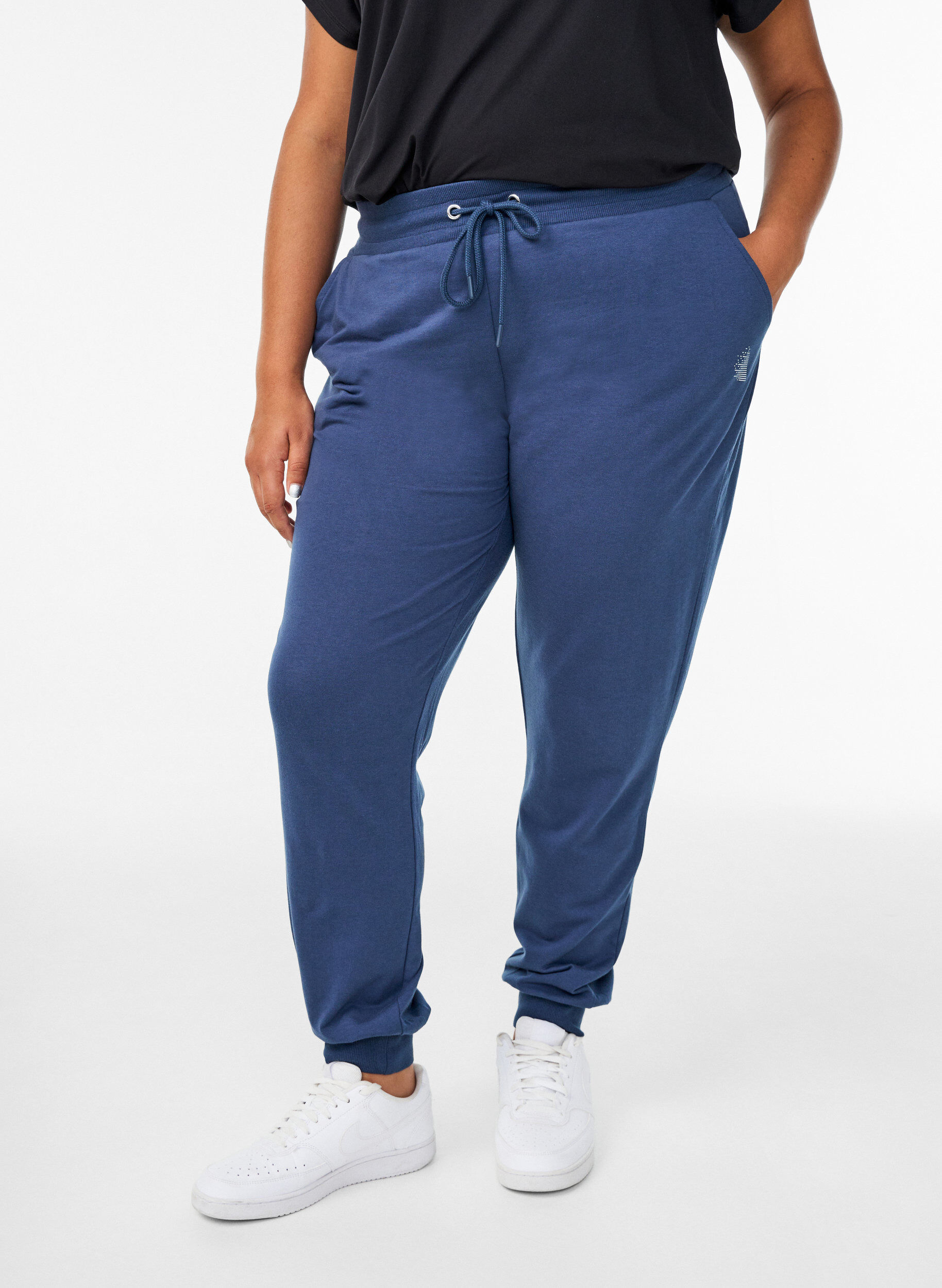 ZizziPantalon de surv&ecirc;tement ample avec poches, Bleu, Model image number 2