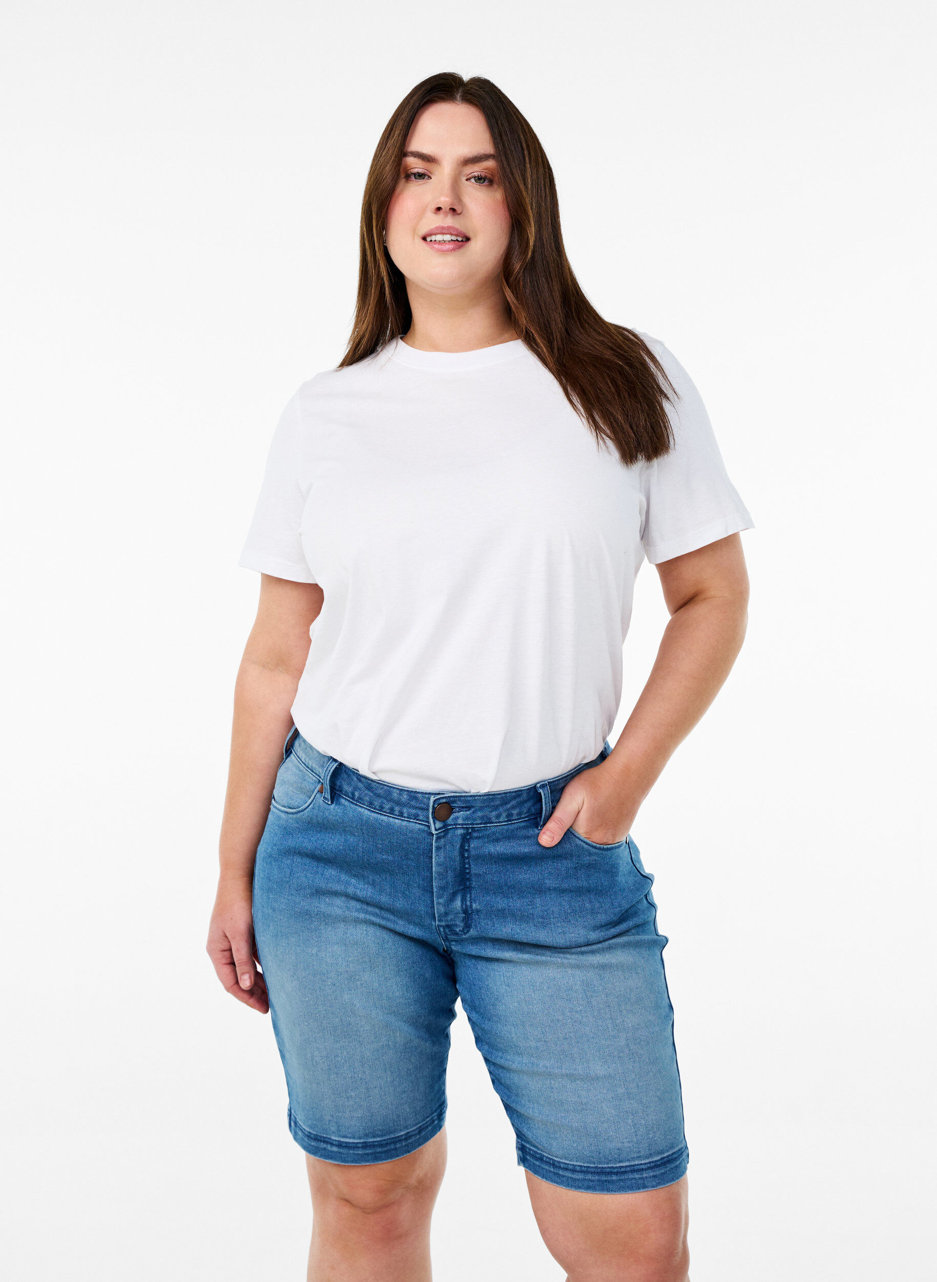 Short Emily coupe slim, taille classique, Bleu Clair, Model