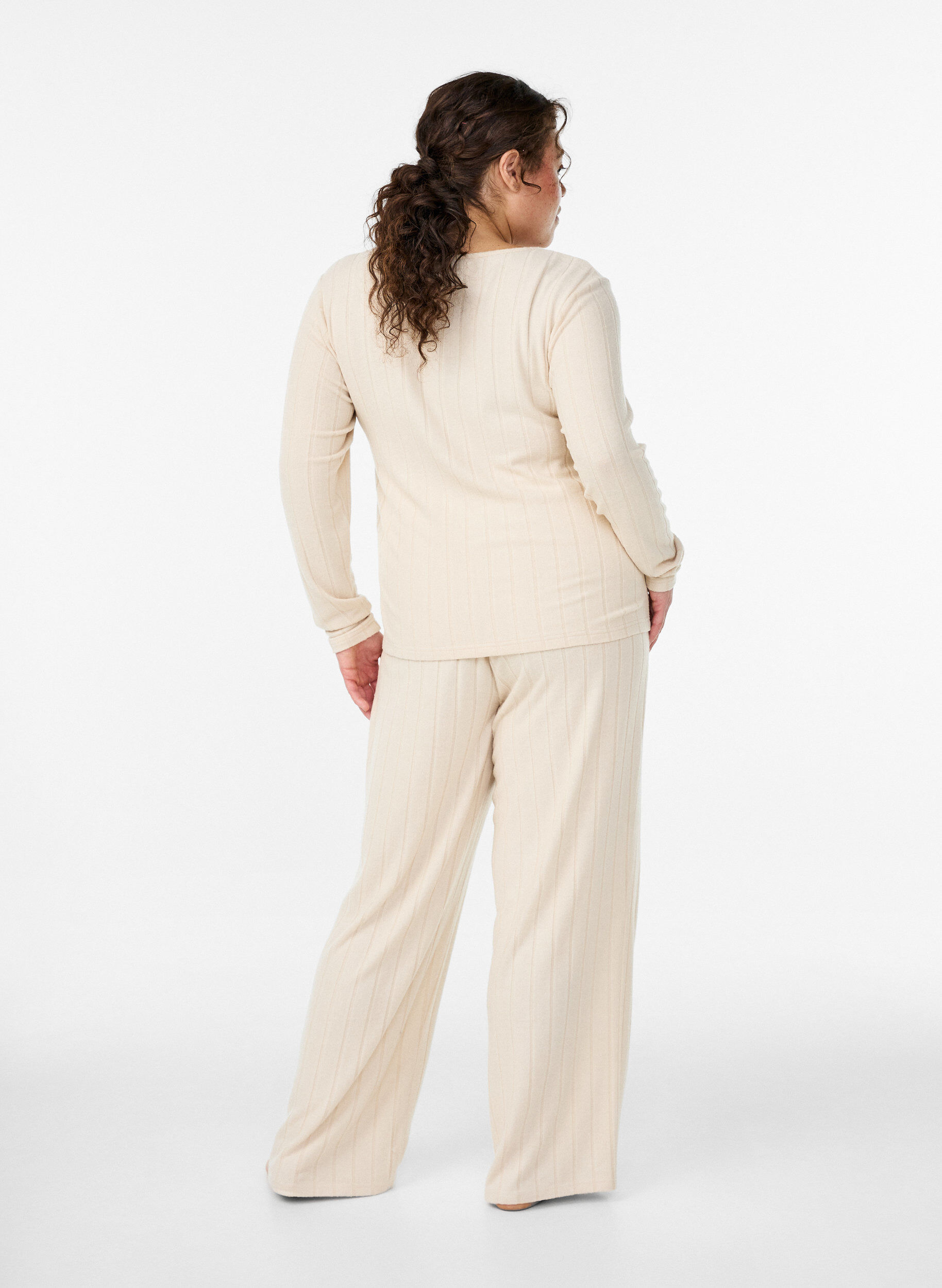 Zizzi Pantalon de d&eacute;tente en jersey c&ocirc;tel&eacute; taille haute, Beige, Model image number 1