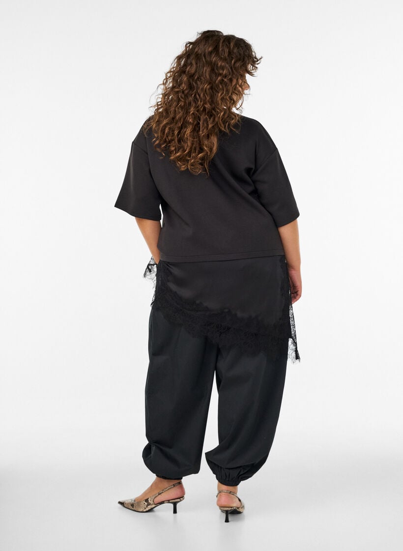 Ballonbroek met zakken en een elastische tailleband, Zwart, Model