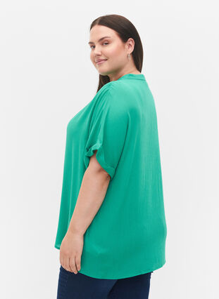 Chemise à manches courtes en viscose avec col en V, Holly Green, Model image number 1