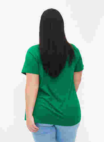 T-shirt en coton avec impression de texte et col en V, Jolly Green ORI, Model image number 1