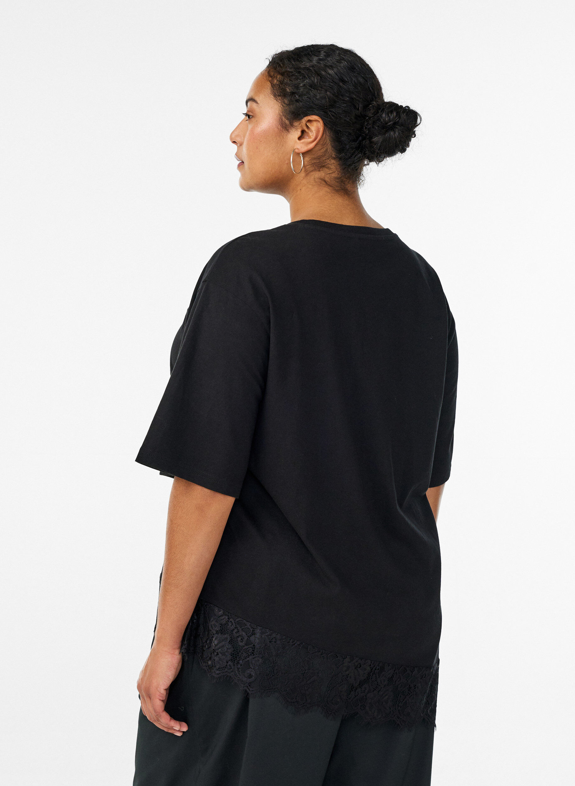 ZizziT-shirt avec ourlet asym&eacute;trique en dentelle, Noir, Model image number 2