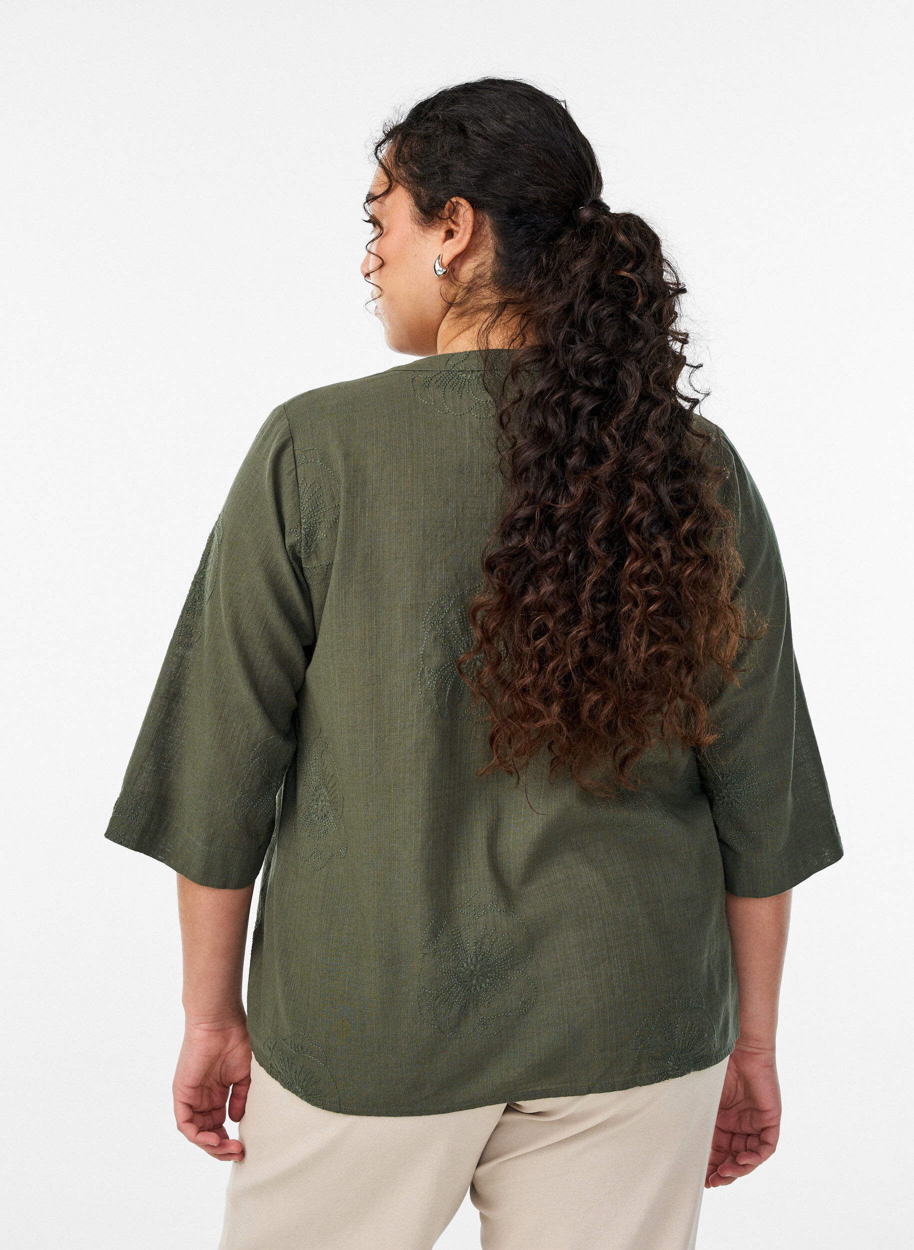 Zizzi Blouse en coton avec d&eacute;tails brod&eacute;s et manches 3/4, Vert, Model image number 2