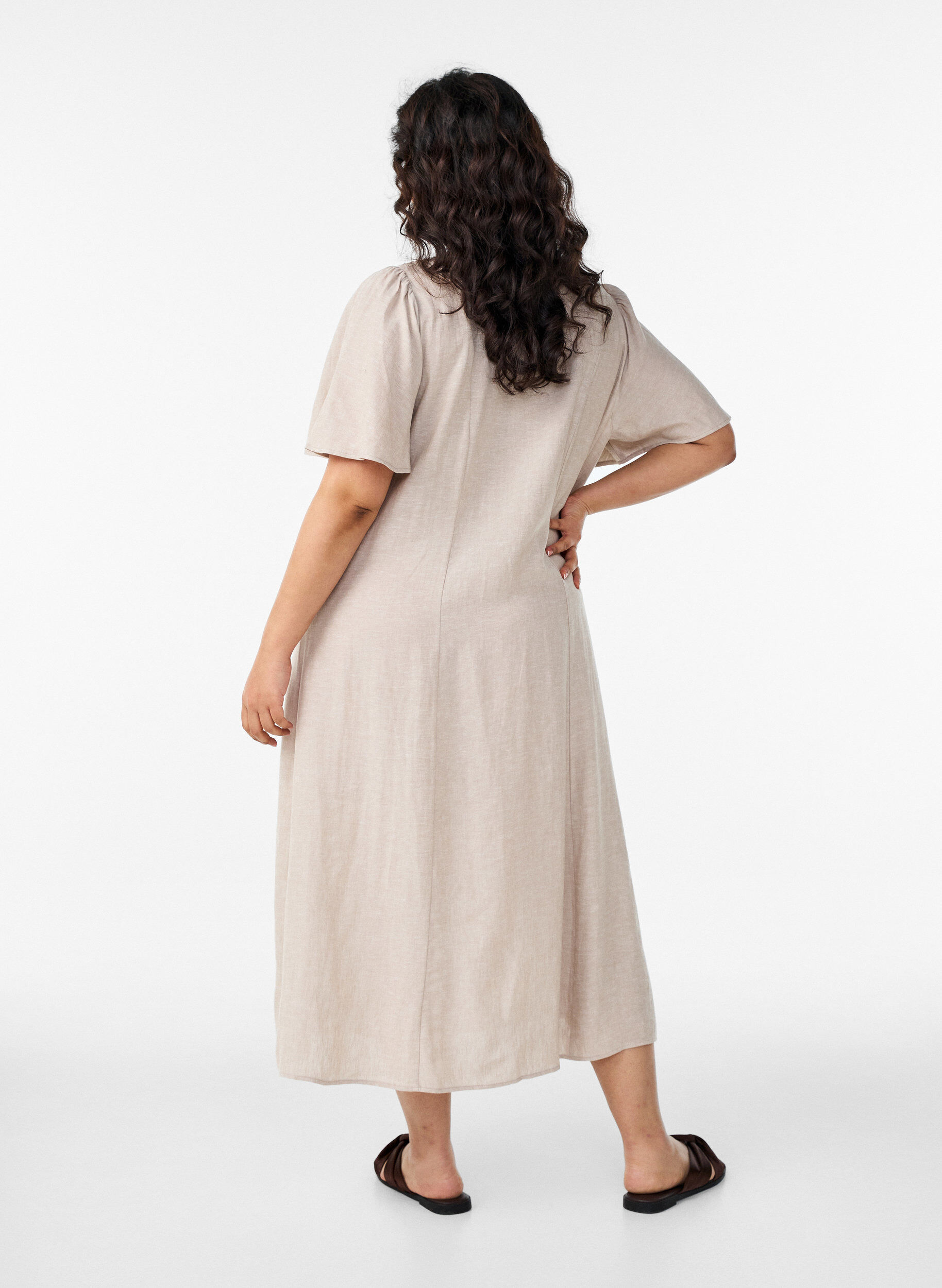 Zizzi Robe midi en lin et viscose avec manches &agrave; volants, Beige, Model image number 1