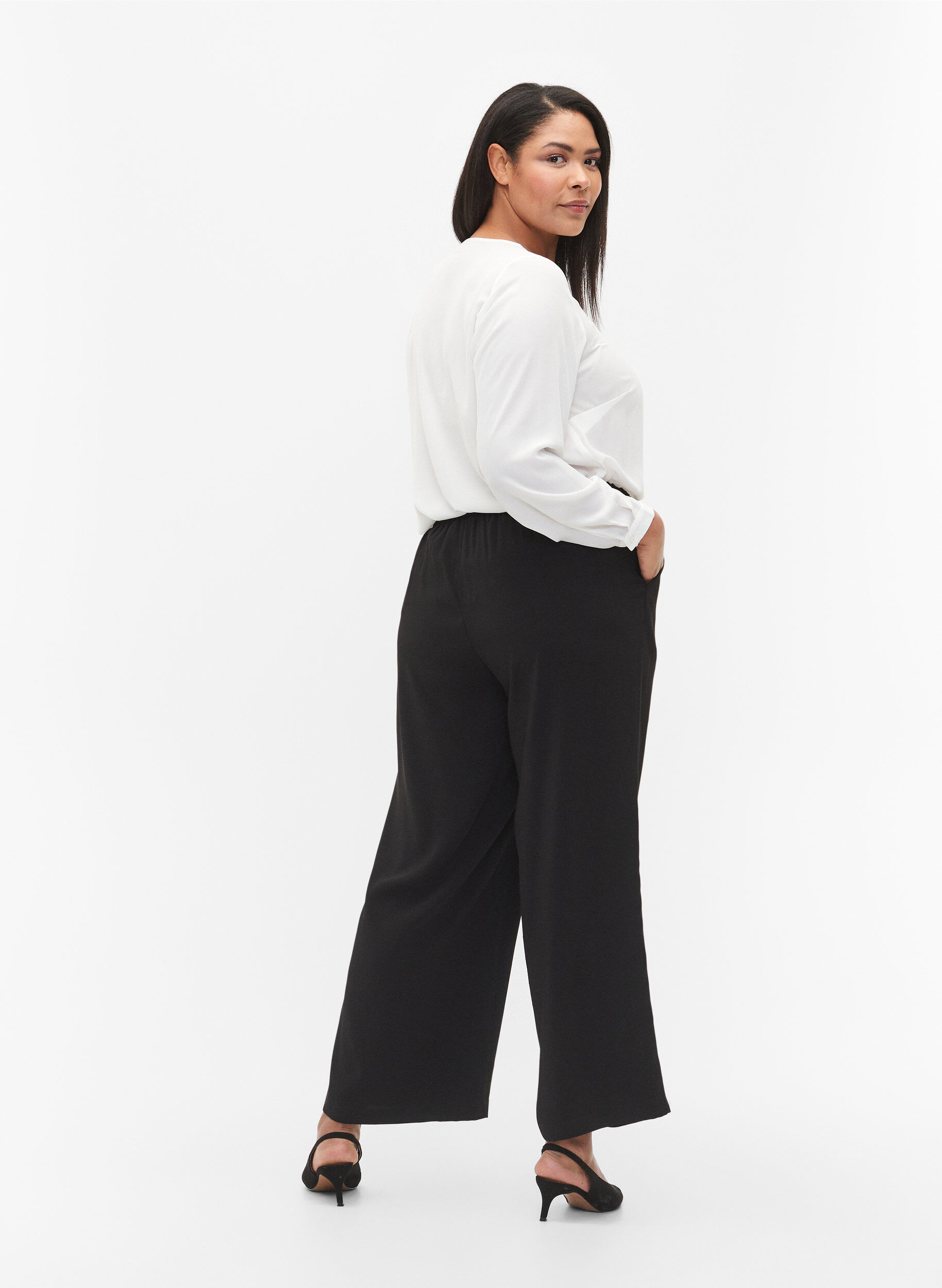 Zizzi Pantalon &eacute;vas&eacute; &agrave; poches, Noir, Model image number 1