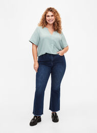 Ellen bootcut jeans met rauwe rand, Blue denim, Model