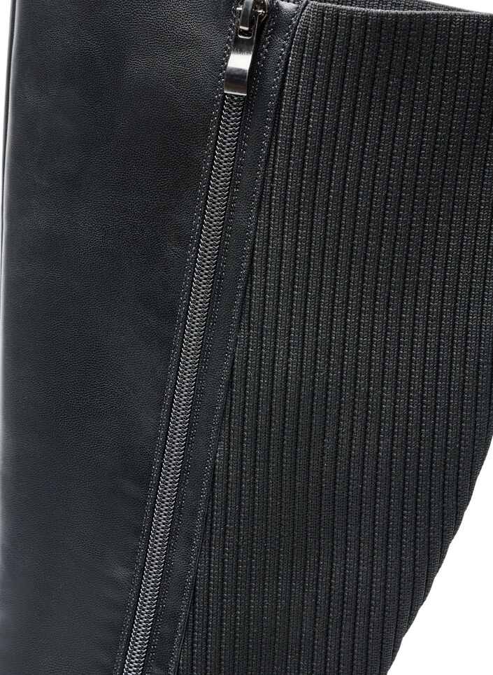 Botte haute avec empi&egrave;cements c&ocirc;tel&eacute;s, Noir, Packshot