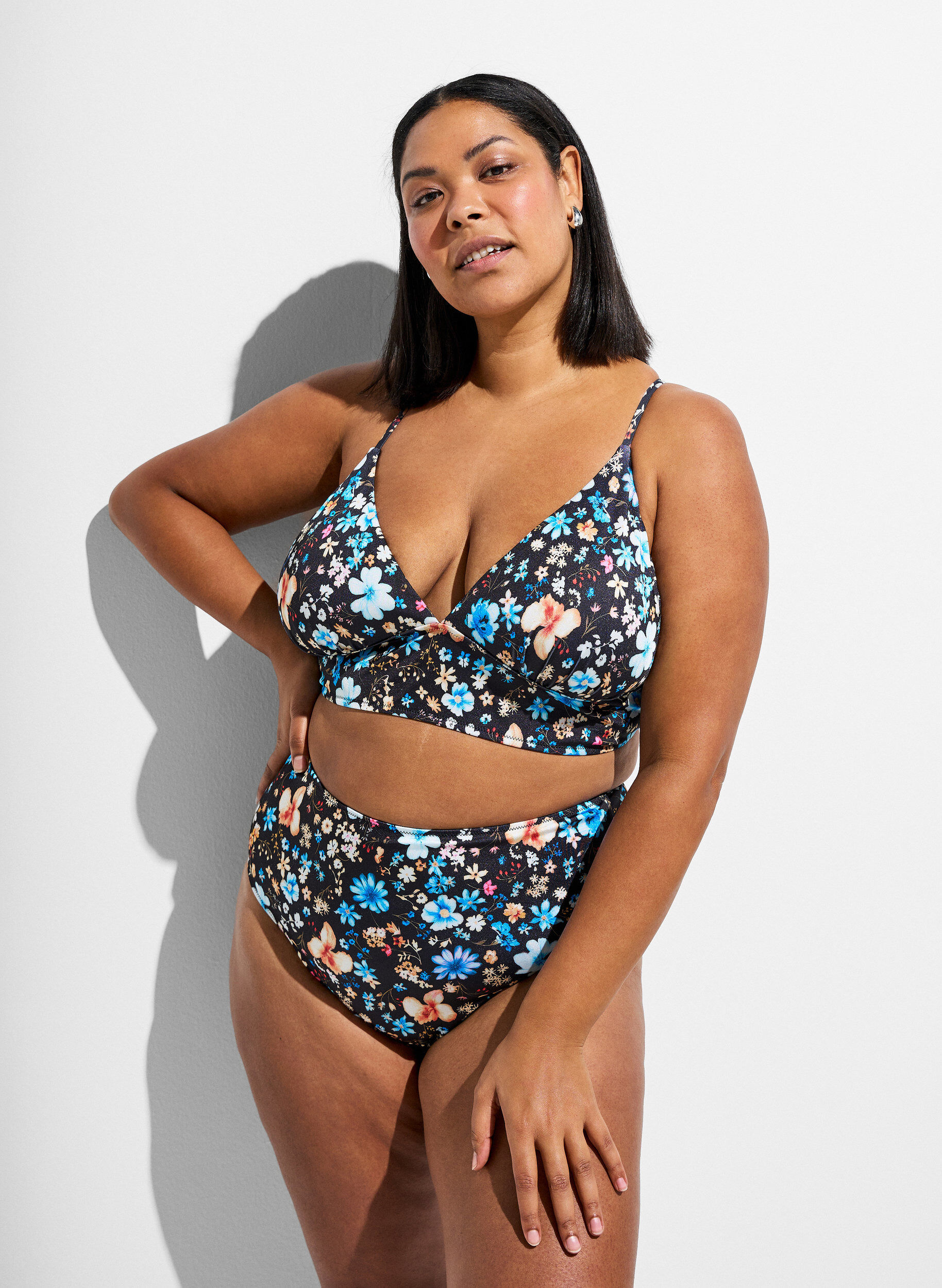 Zizzi Haut de bikini &agrave; imprim&eacute; floral avec liens &agrave; nouer dans le dos, Bleu, Model image number 0