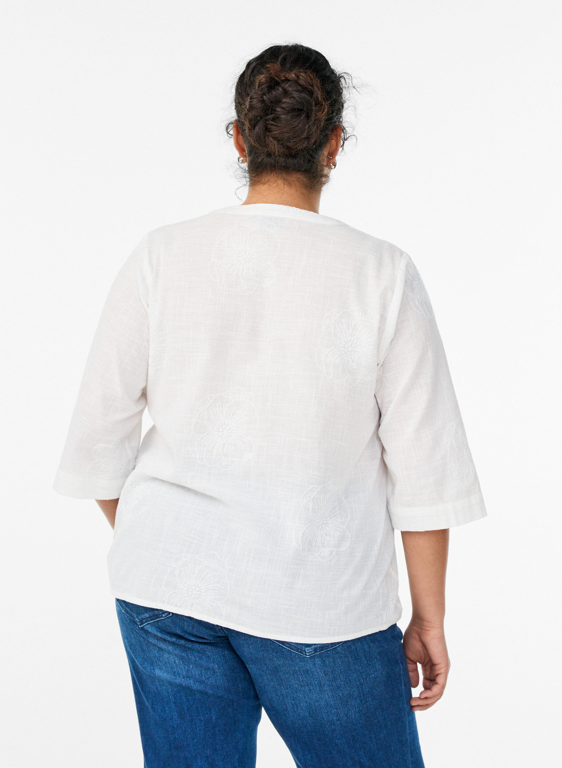 Zizzi Blouse en coton avec d&eacute;tails brod&eacute;s et manches 3/4, Blanc, Model image number 2
