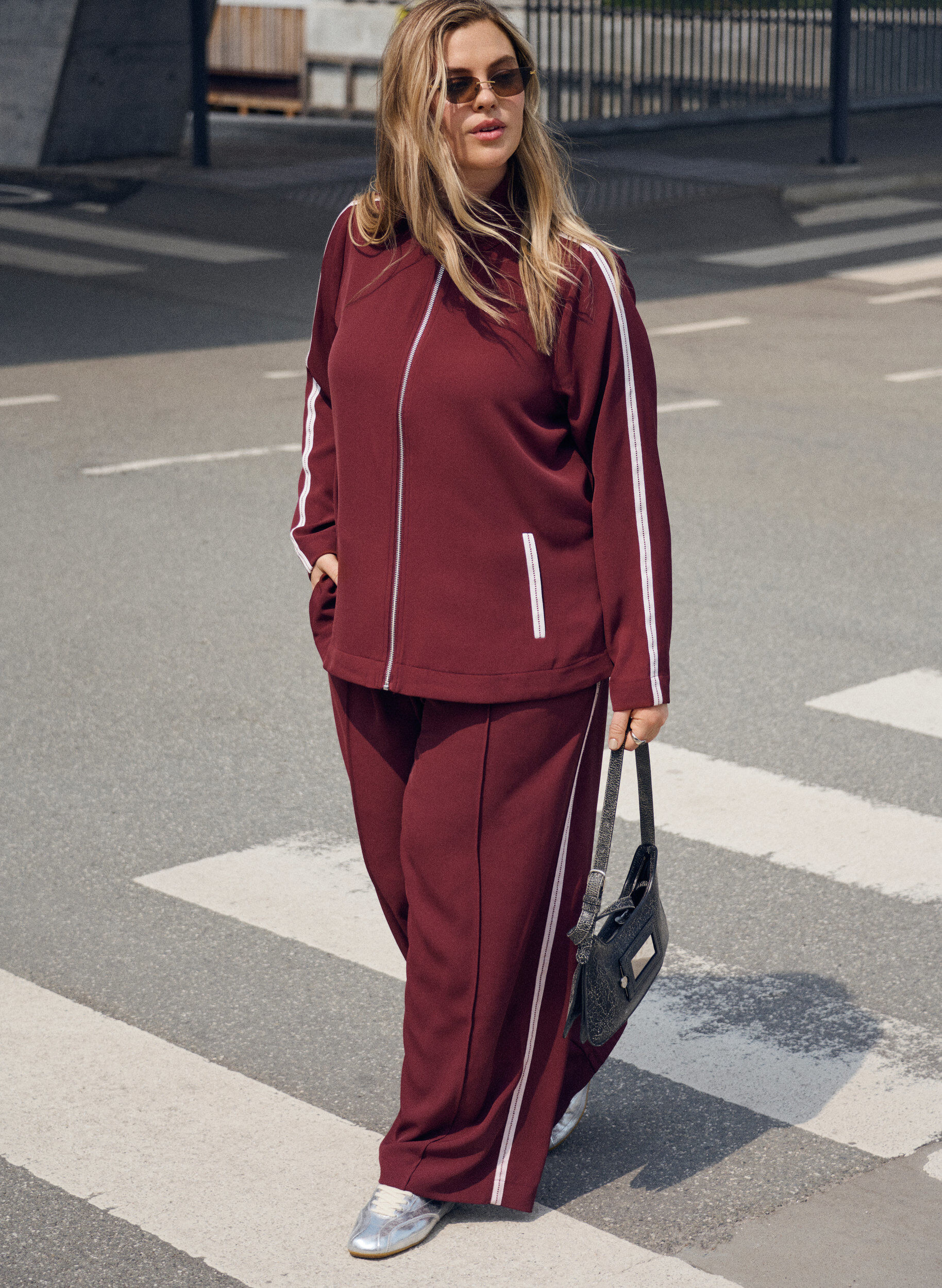 Zizzi Veste de surv&ecirc;tement avec d&eacute;tails sport et fermeture &eacute;clair, Bordeaux fonc&eacute;, Image image number 0