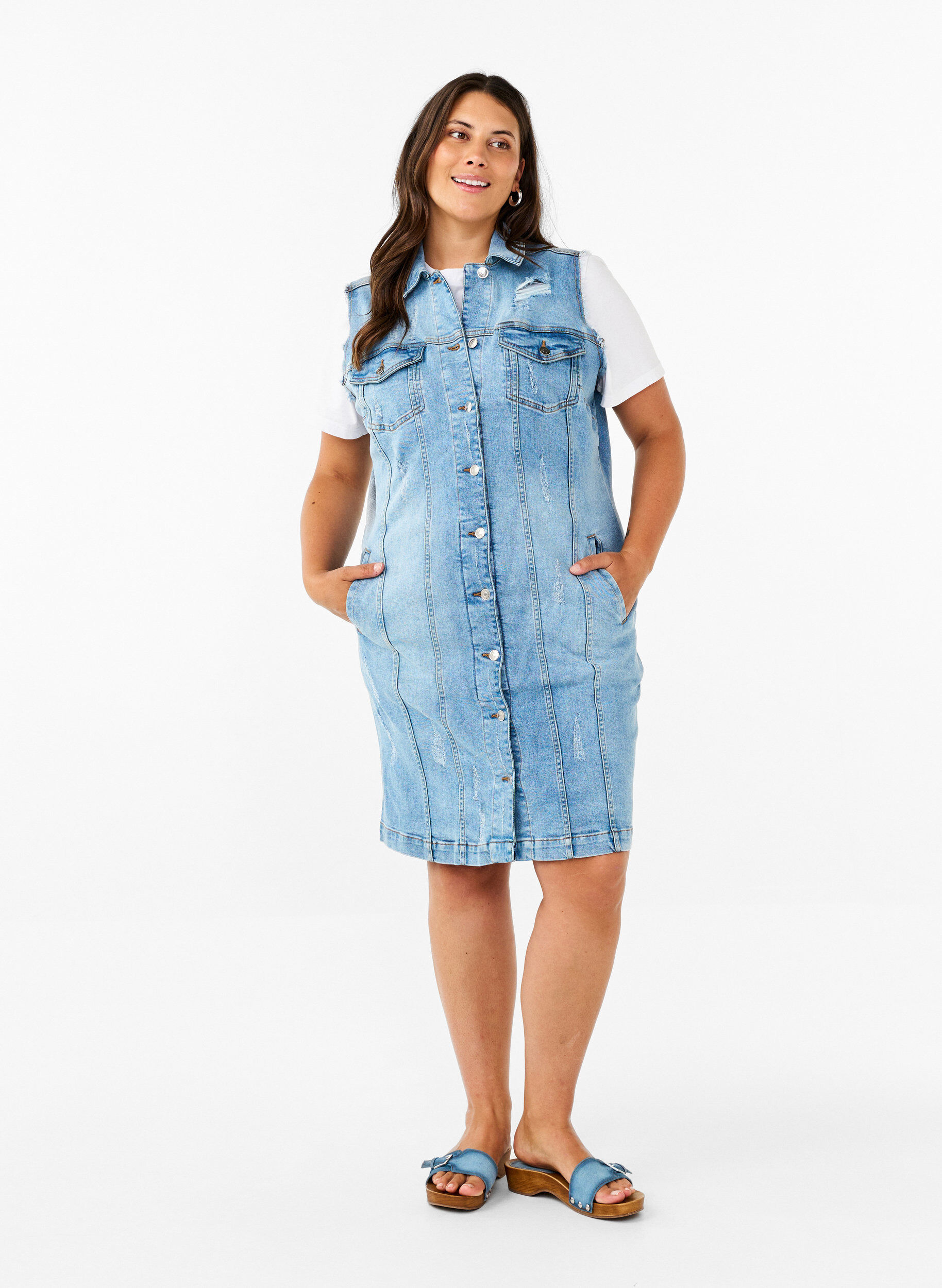 Zizzi Robe en jean sans manches avec d&eacute;tails &agrave; bords bruts, Light Blue Denim, Model image number 2
