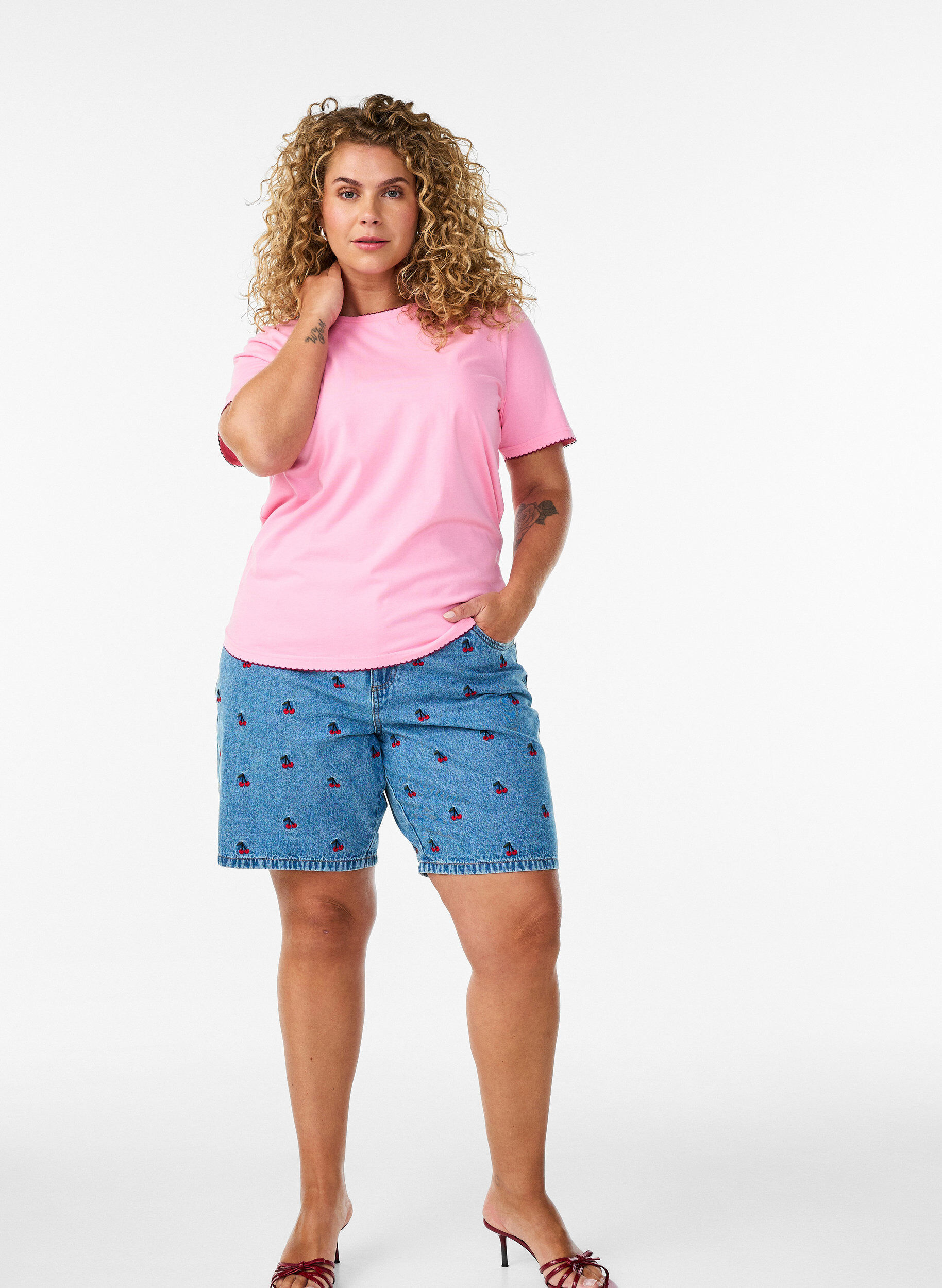 Zizzi Short en jean brod&eacute;, Bleu Clair, Model image number 1
