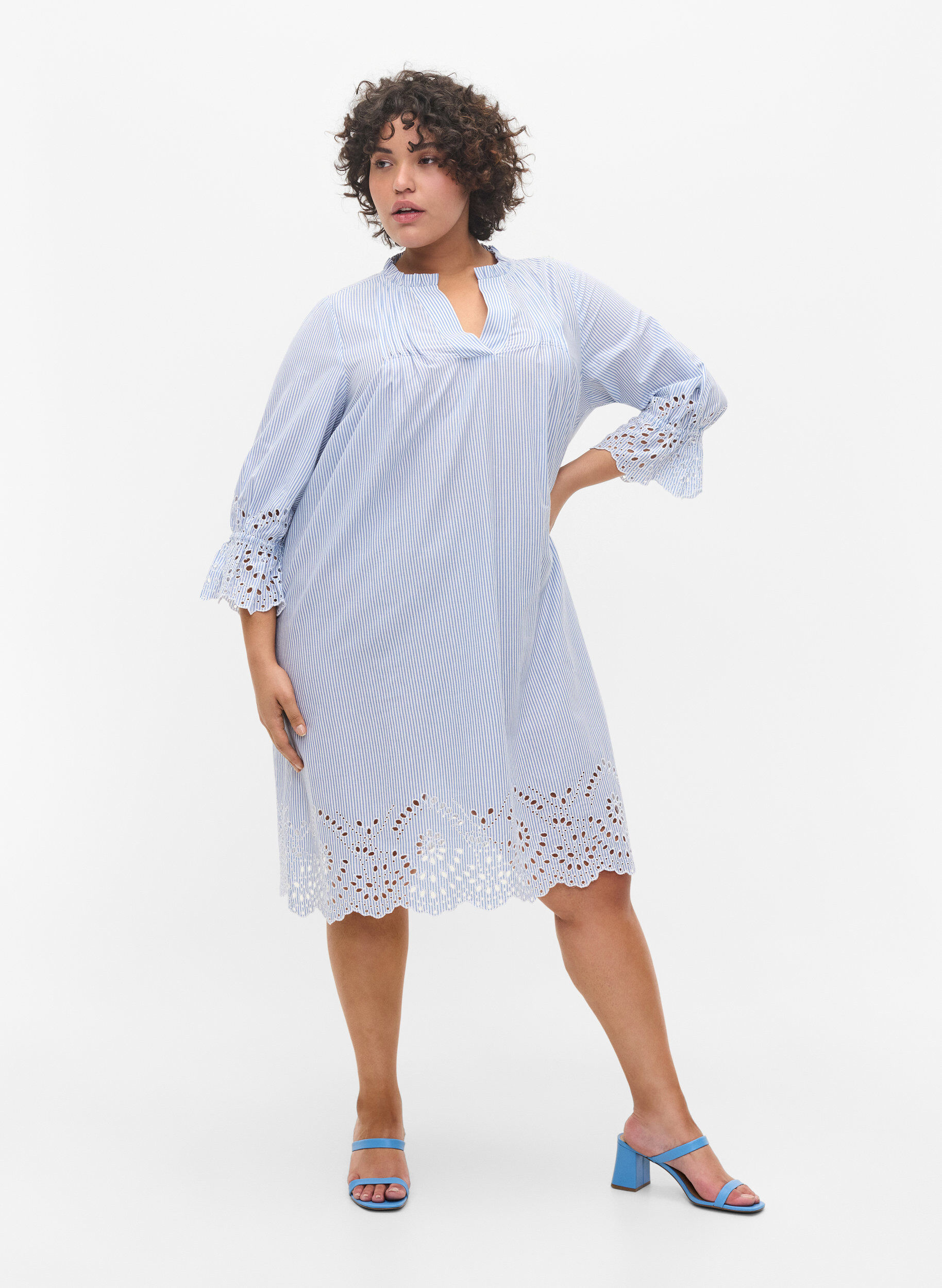 Zizzi Robe en coton avec rayures et broderie anglaise, Blue Stripe, Model image number 1
