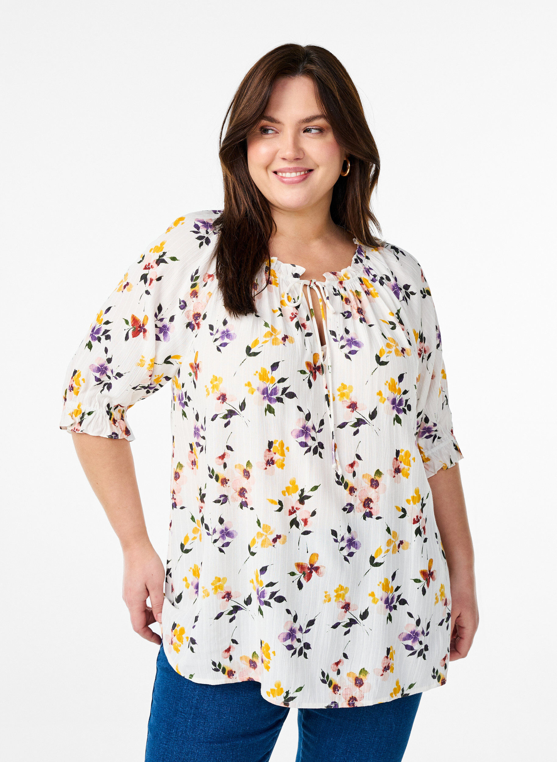 Zizzi Blouse en viscose &agrave; fleurs avec manches mi-longues, Blanc, Model image number 0