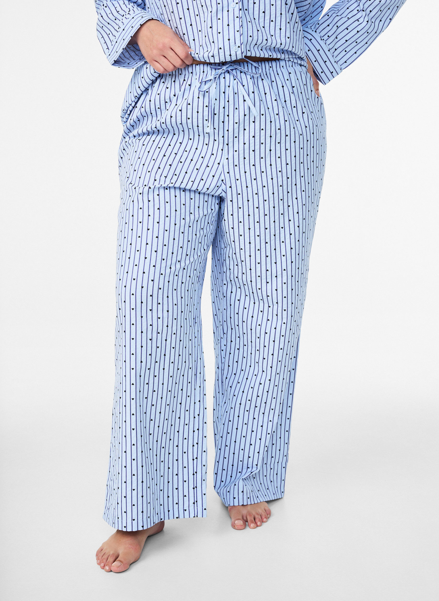 Zizzi Pantalon de pyjama en seersucker ample &agrave; taille haute, Bleu Clair, Model image number 2