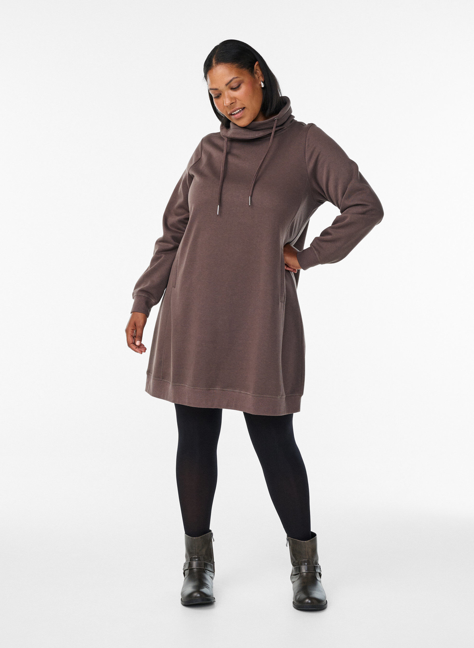 Zizzi Robe sweat-shirt courte &agrave; col montant et poches, Marron, Model image number 1