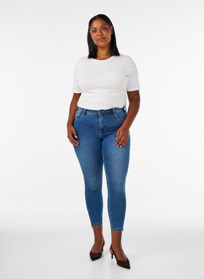 Jean crop Amy avec d&eacute;tails zipp&eacute;s, Bleu, Model image number 1
