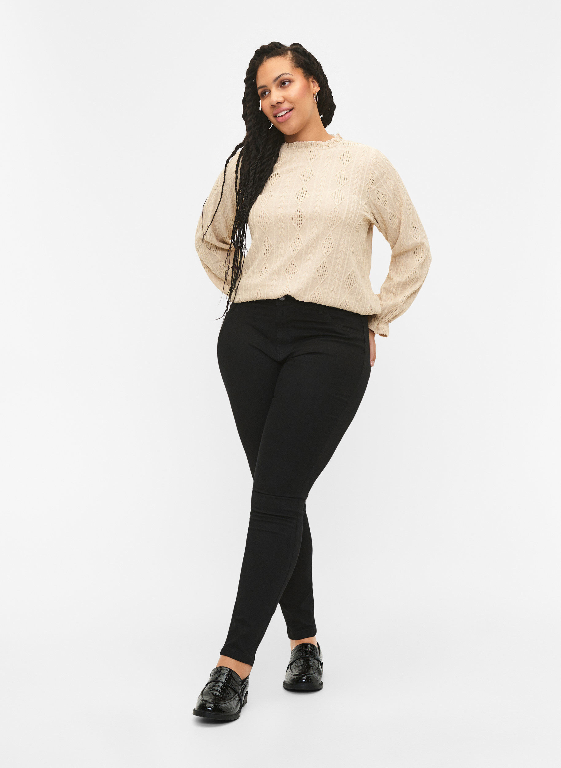 Zizzi Chemisier avec d&eacute;tails de volants et motif ton sur ton, Sand, Model image number 2