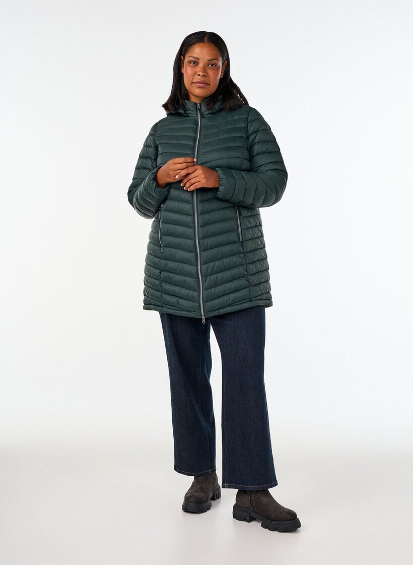 Veste l&eacute;g&egrave;re avec des poches et une capuche d&eacute;tachable, Vert fonc&eacute;, Model image number 1