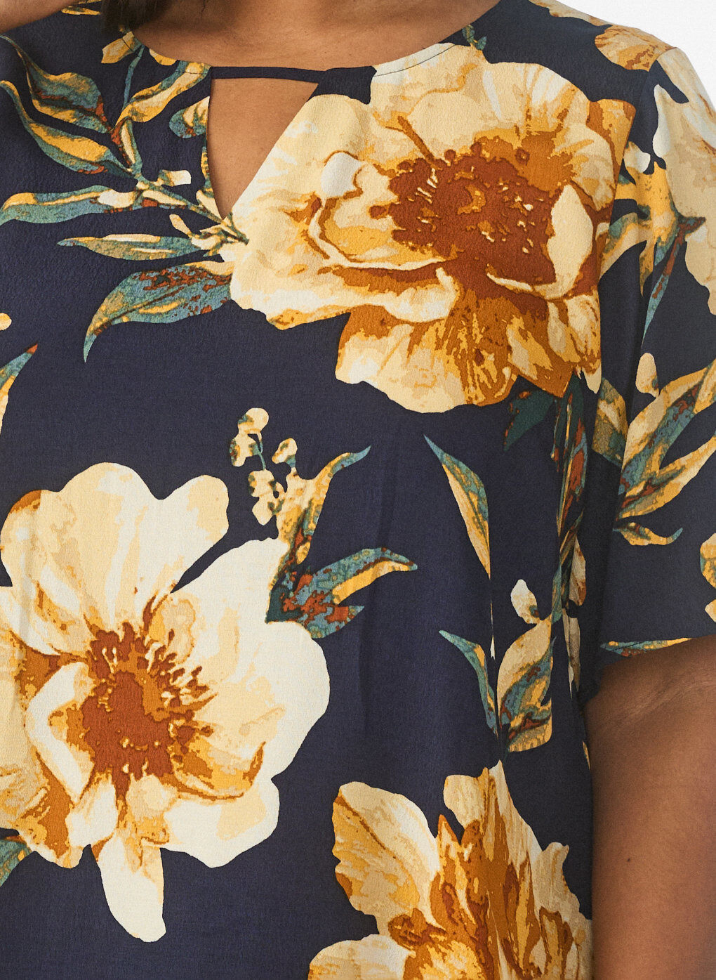 Zizzi Blouse &agrave; manches courtes en viscose imprim&eacute;e, Bleu, Model image number 3