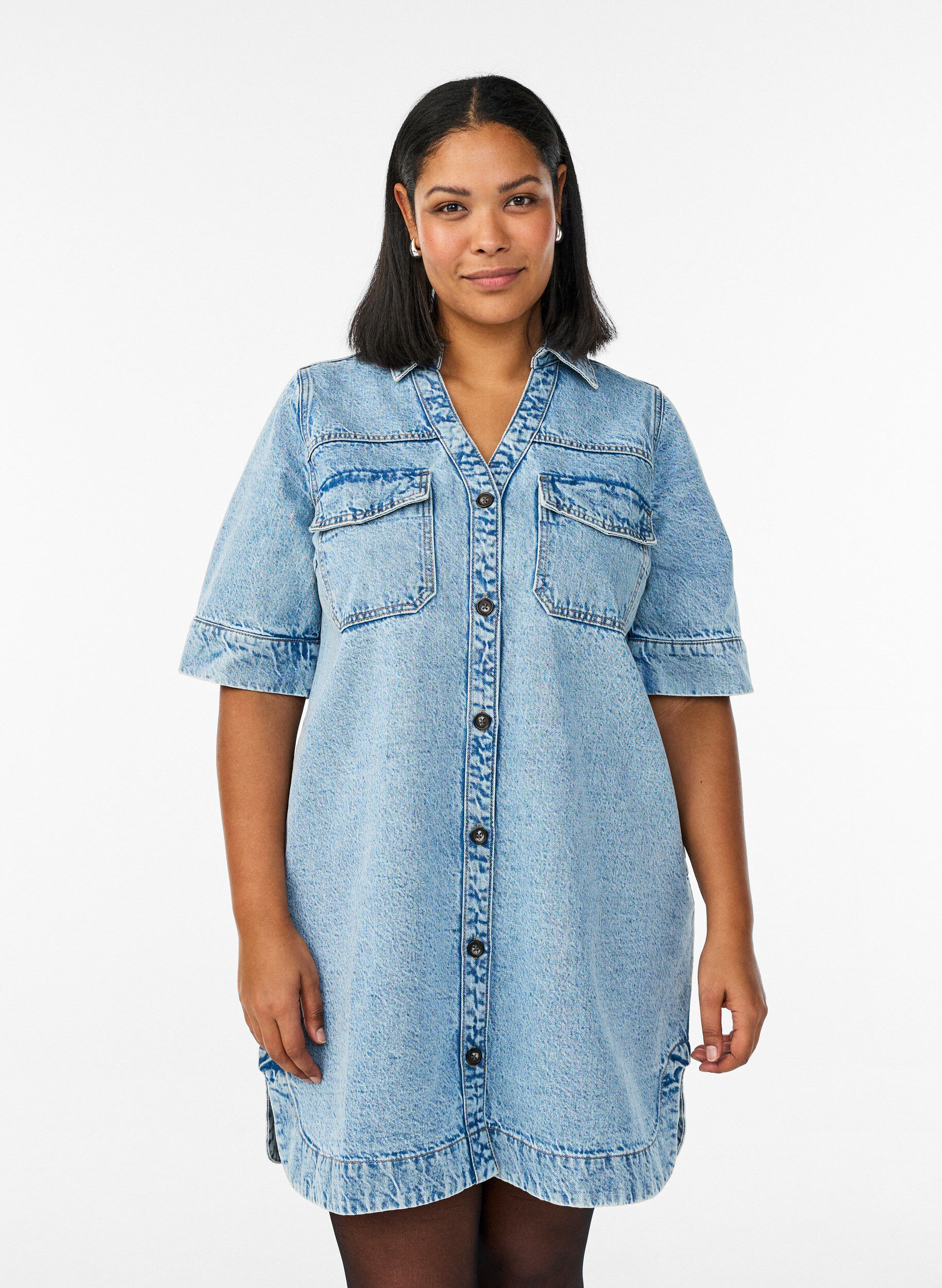 Zizzi Robe en jean &agrave; manches courtes avec un col et une fermeture boutonn&eacute;e, Bleu Clair, Model image number 0