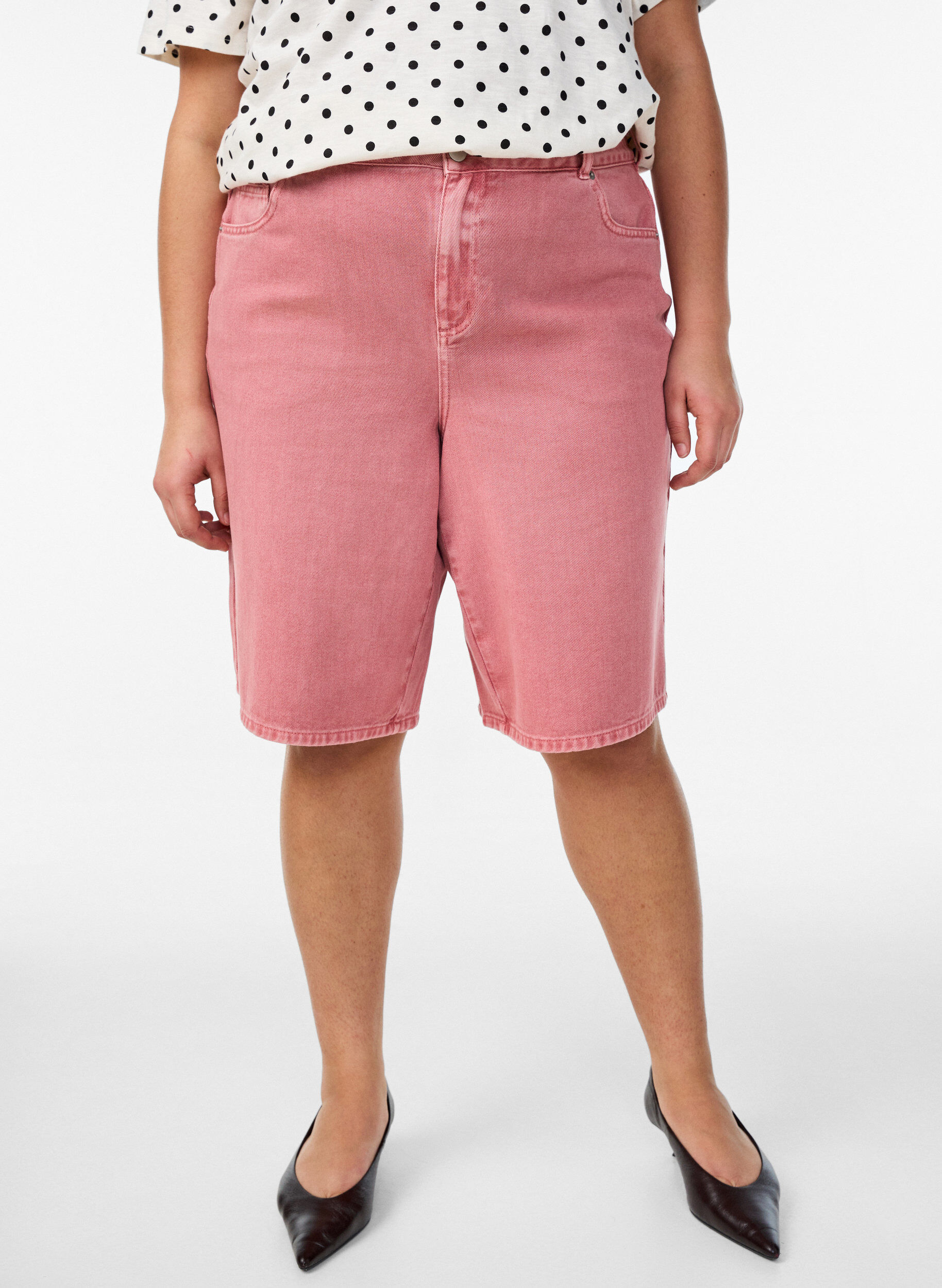 Zizzi Bermuda taille haute en jean de couleur, Rose poudr&eacute;e, Model image number 0