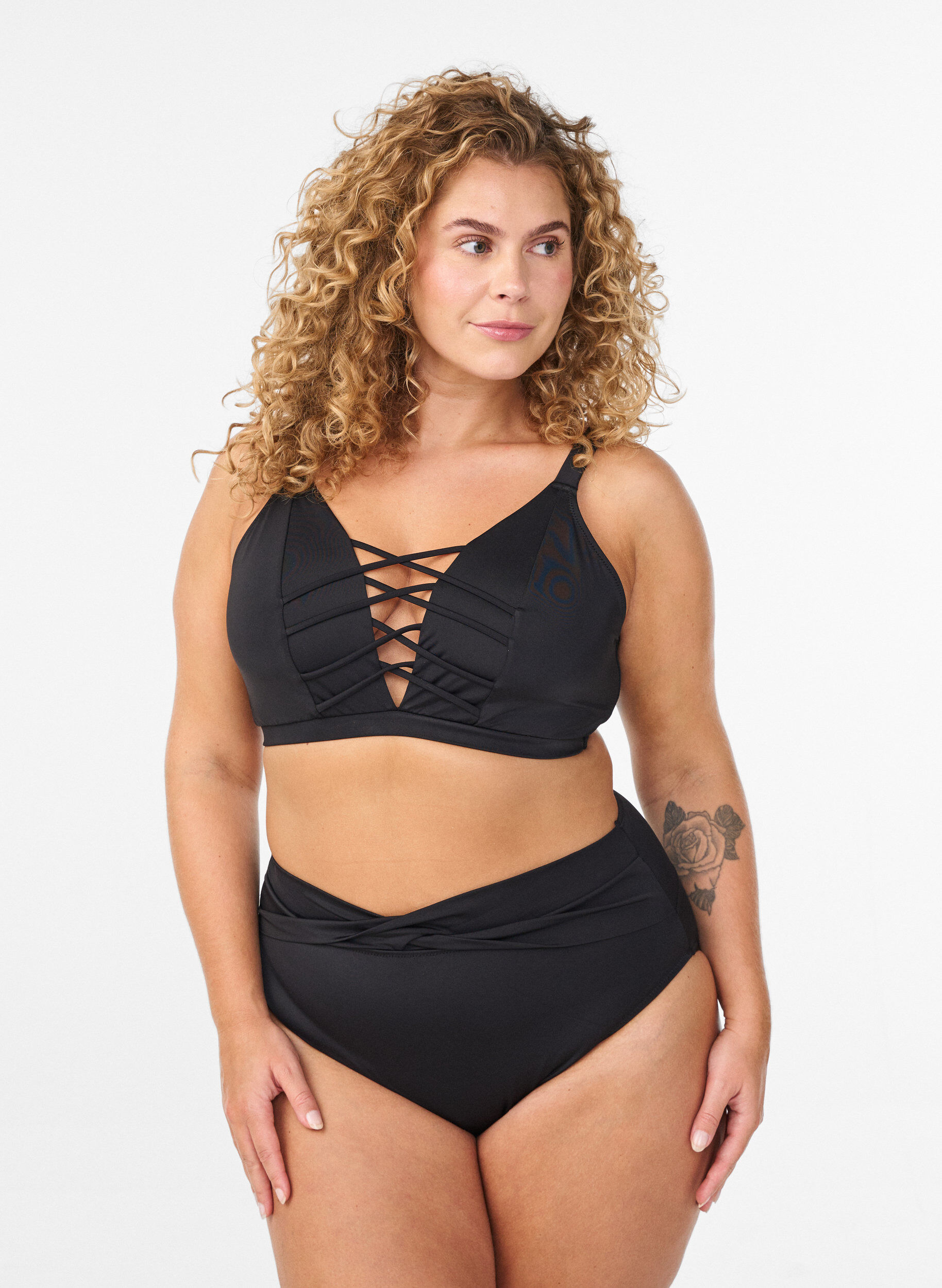 Culotte de bikini avec d&eacute;tail crois&eacute;, Noir, Model