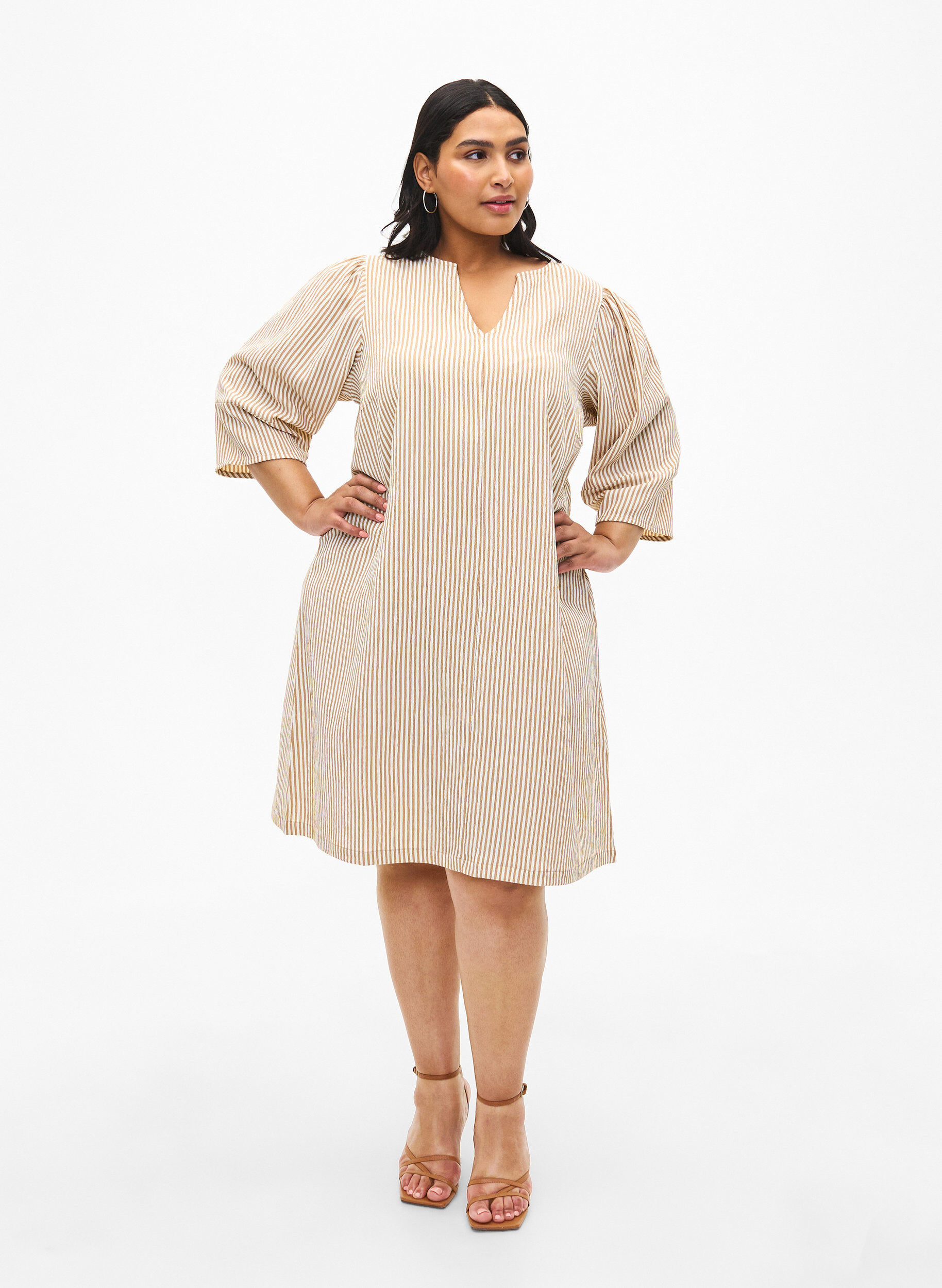 Zizzi Robe ray&eacute;e &agrave; manches 3/4, Camel Stripe, Model image number 2