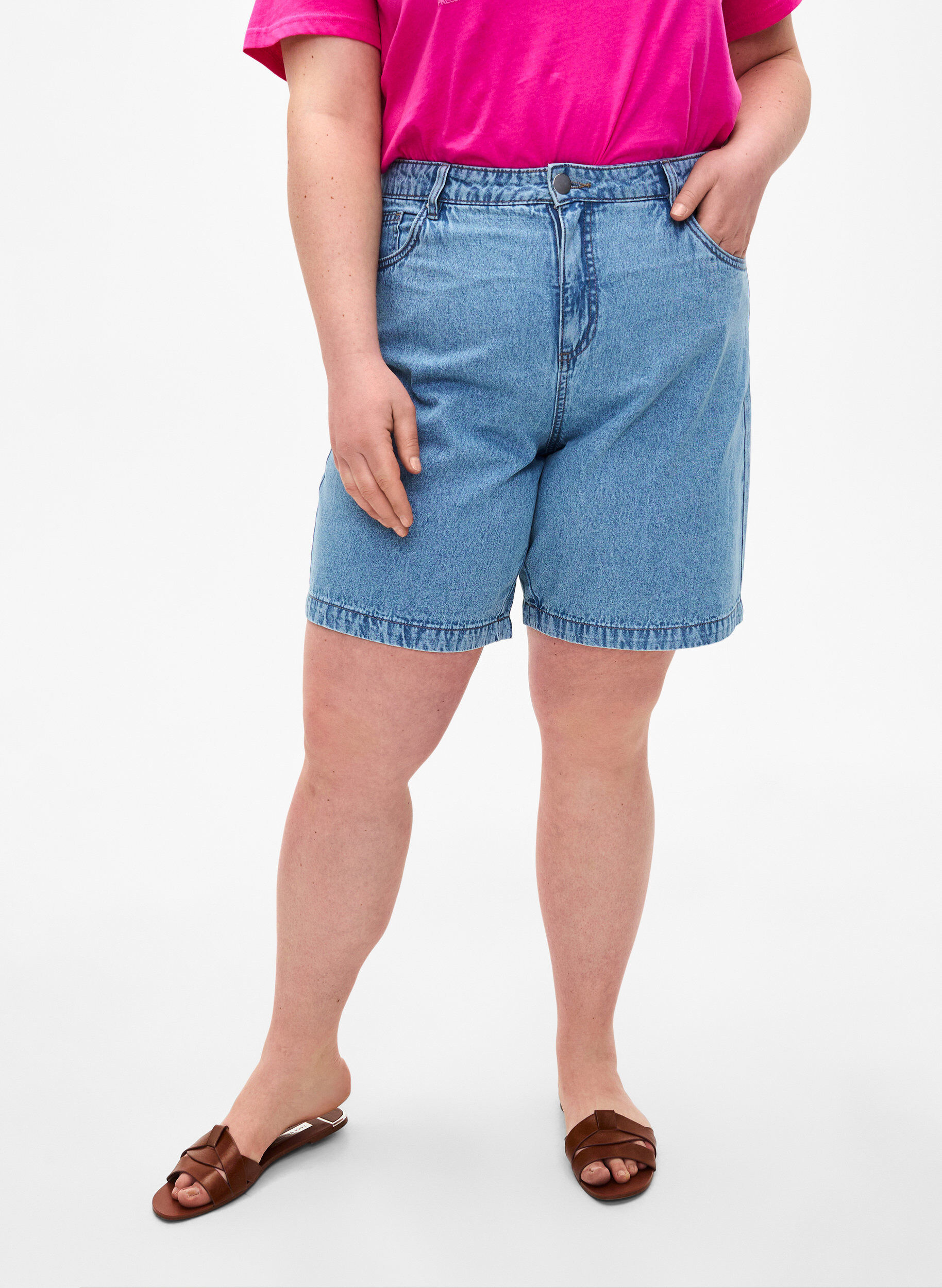 Zizzi Shorts en jean taille haute, Light Blue Denim, Model image number 2