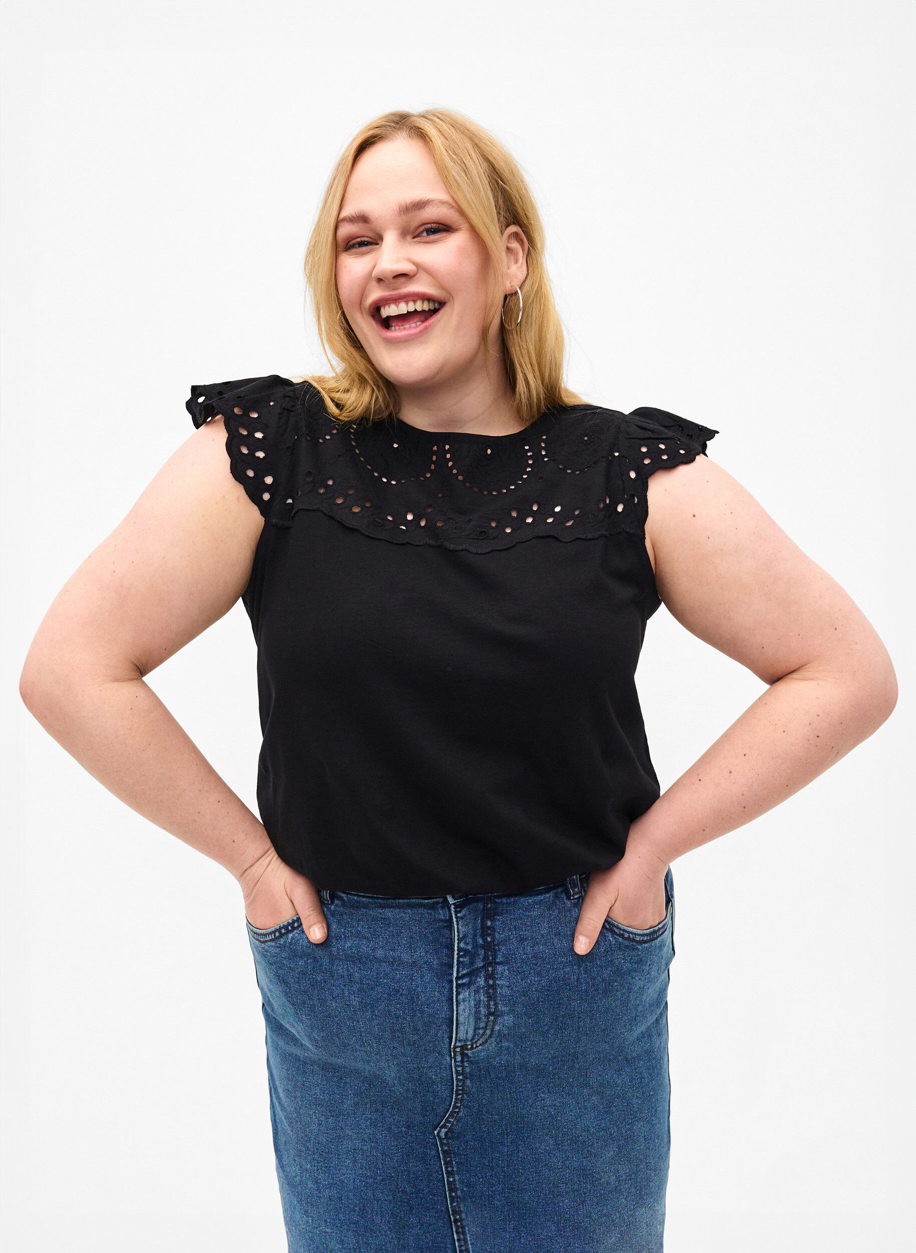 Zizzi T-shirt en coton biologique avec broderie anglaise, Black, Model image number 0