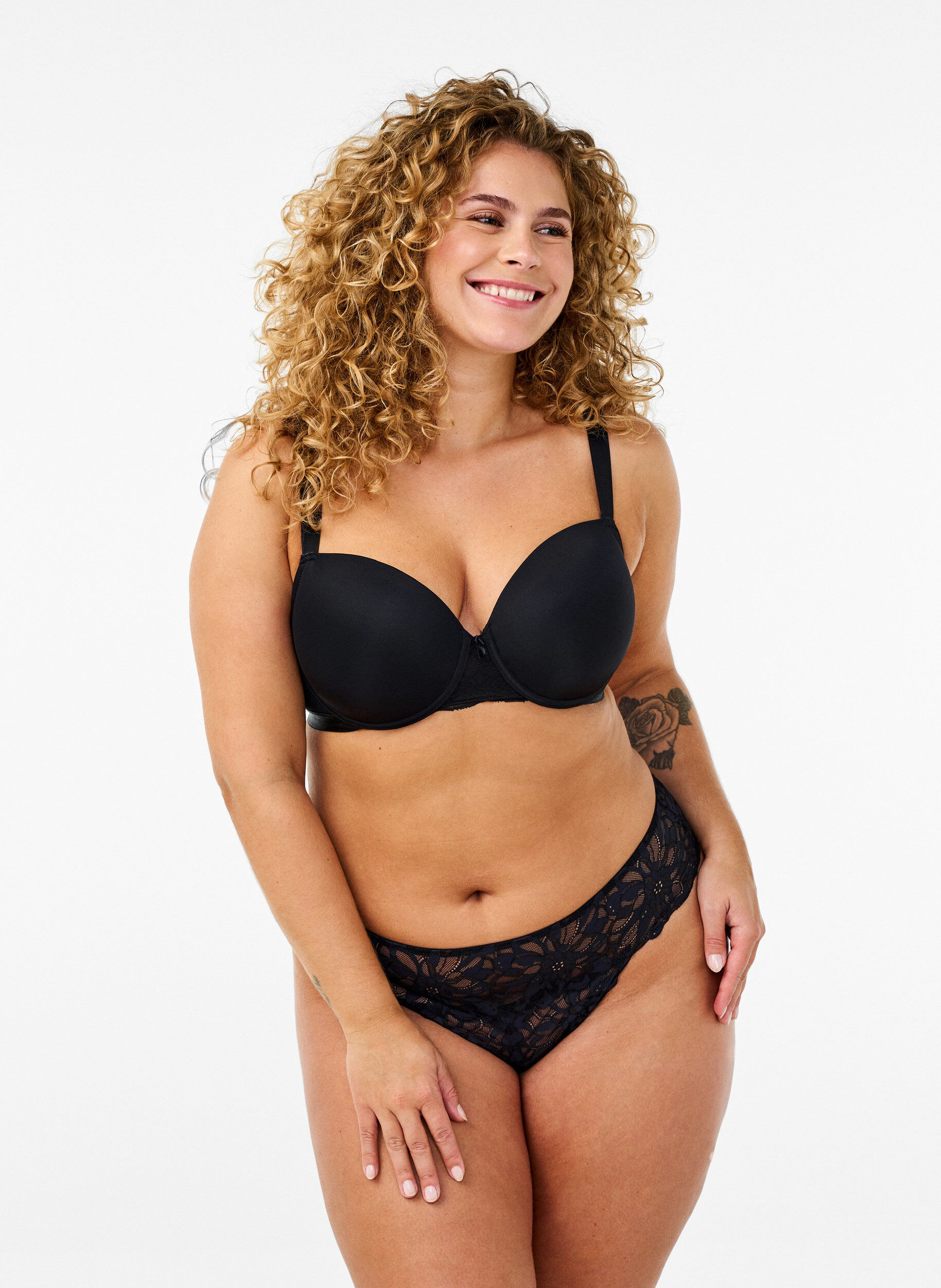 ZizziKruisloze kanten string, Zwart, Model image number 0