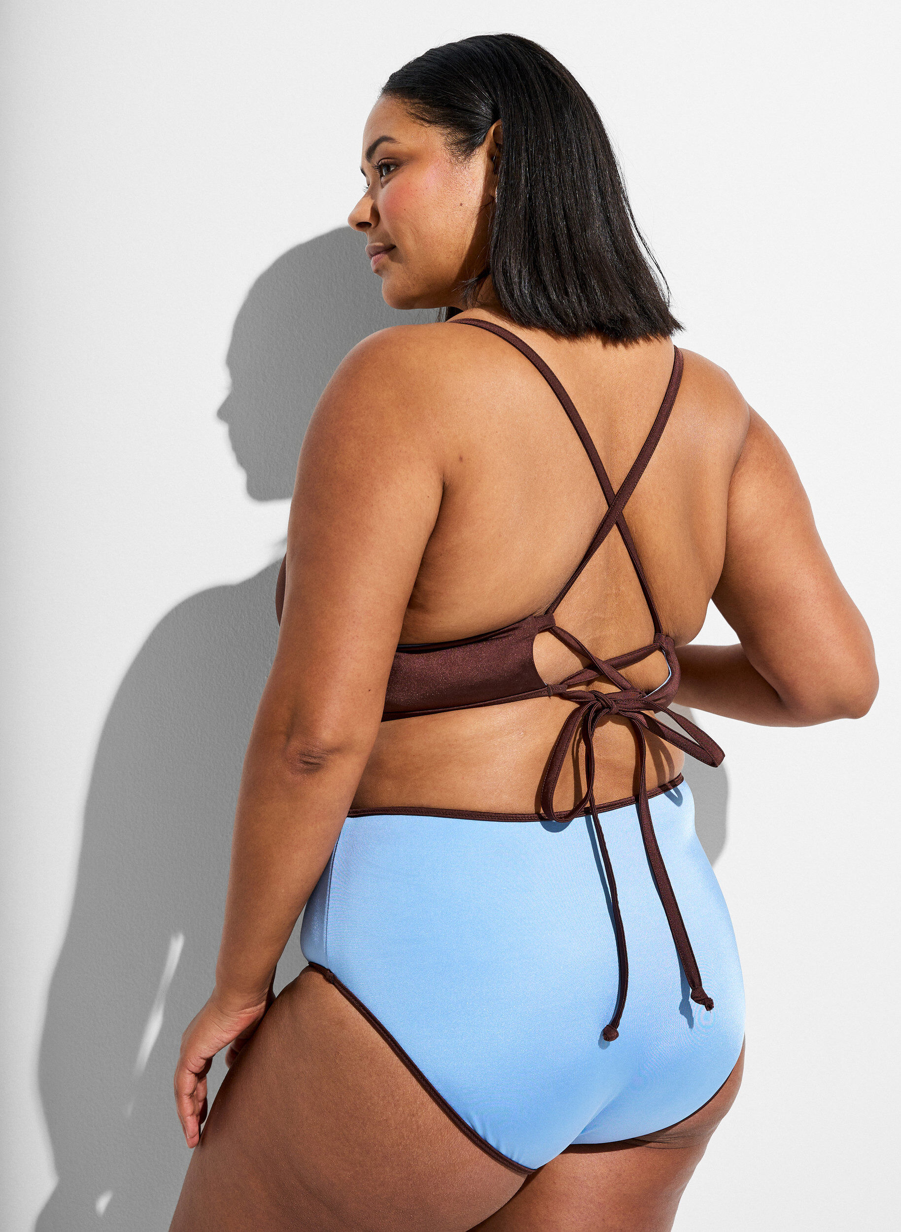 ZizziOmkeerbare bikinitop met V-hals en gekruiste bandjes op de rug, Bruin, Model image number 2