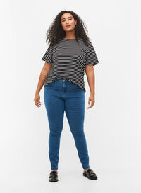 super slim fit Amy jeans met hoge taille, Mid Blue, Model