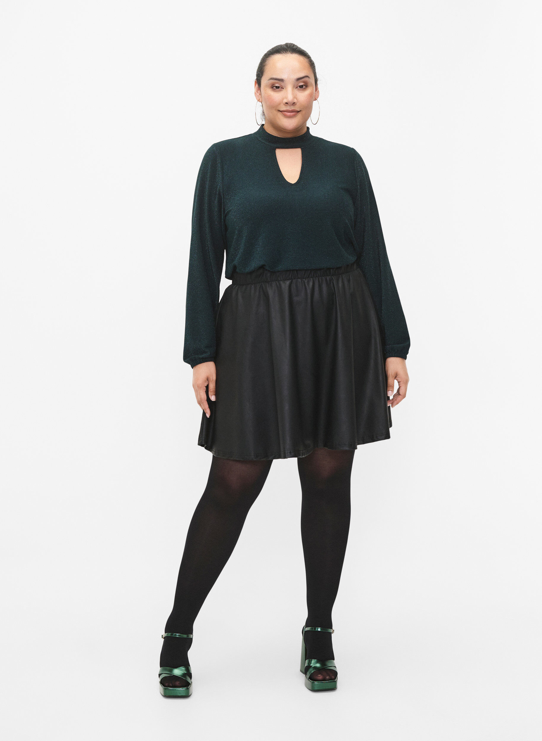 Zizzi Blouse scintillante &agrave; manches longues avec d&eacute;collet&eacute; arrondi et d&eacute;tail en V, Black Scarab, Model image number 3