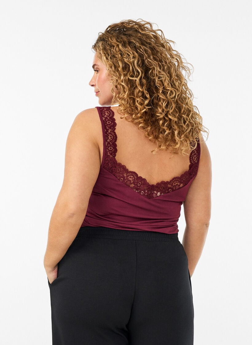Top en viscose avec bord en dentelle, Bordeaux, Model image number 2