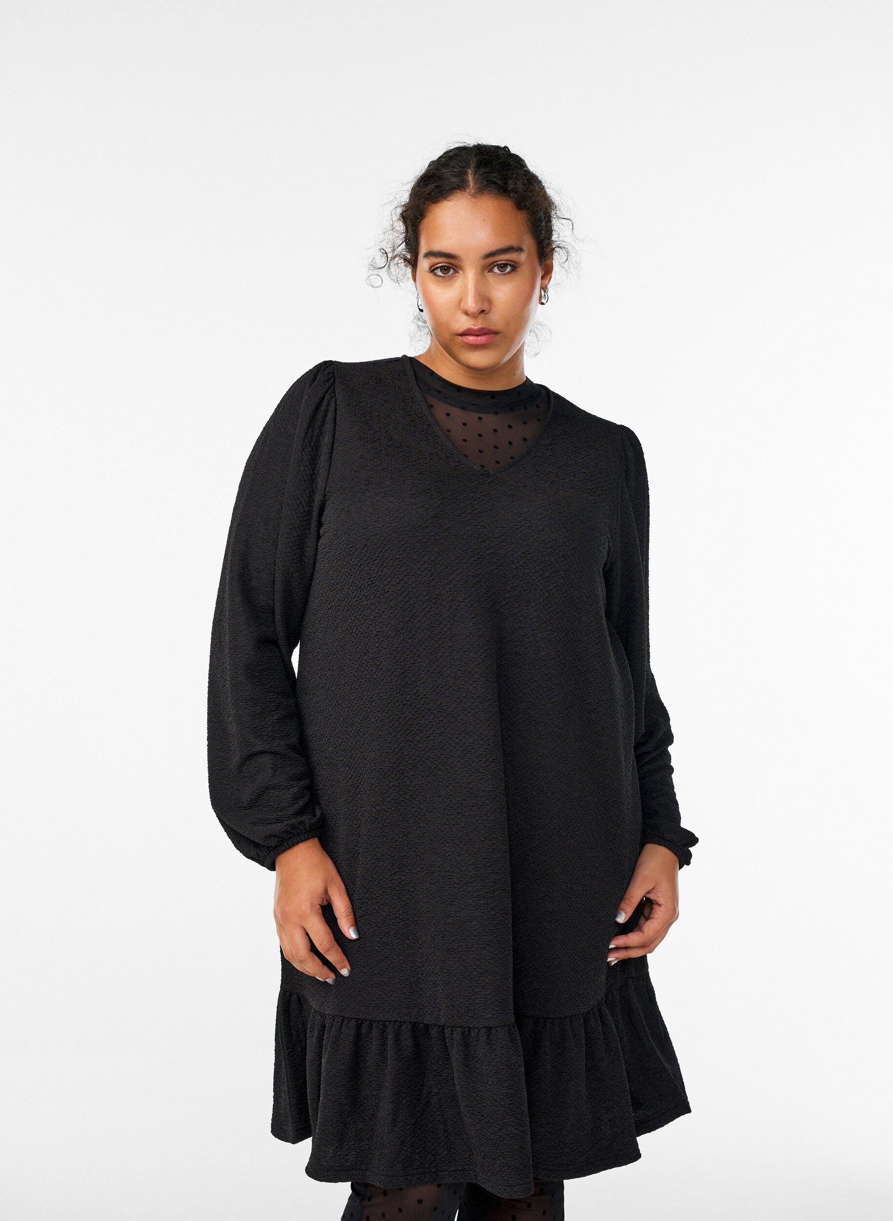 Robe courte textur&eacute;e avec un ourlet &agrave; volants, Noir, Model