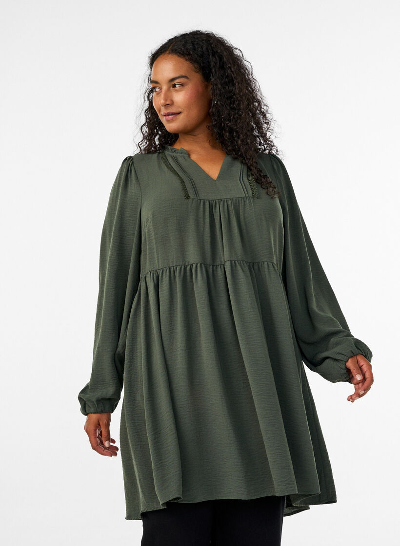 Robe coupe &eacute;vas&eacute;e avec une taille empire, Vert, Model image number 0