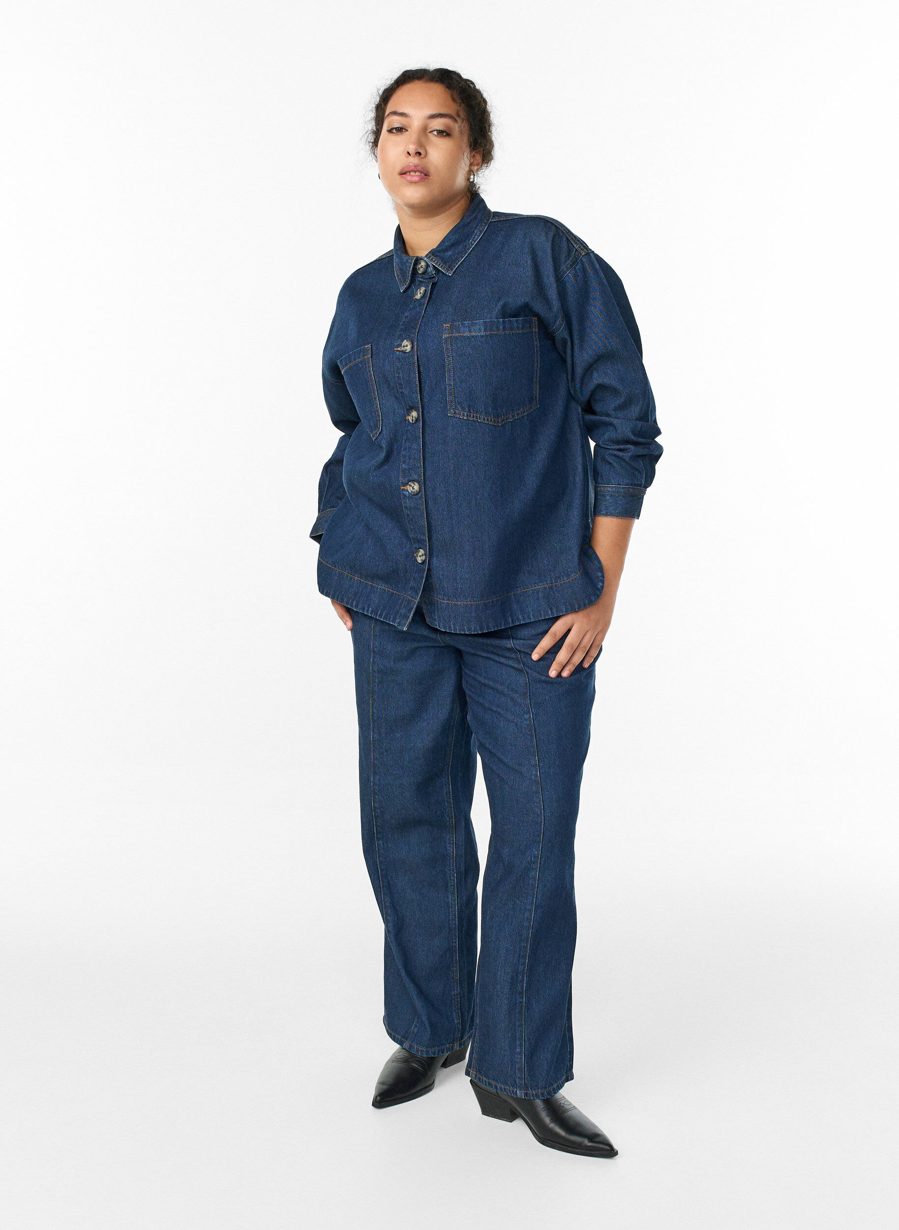 Zizzi Chemise ample en jean avec des poches poitrine, Bleu, Model image number 1