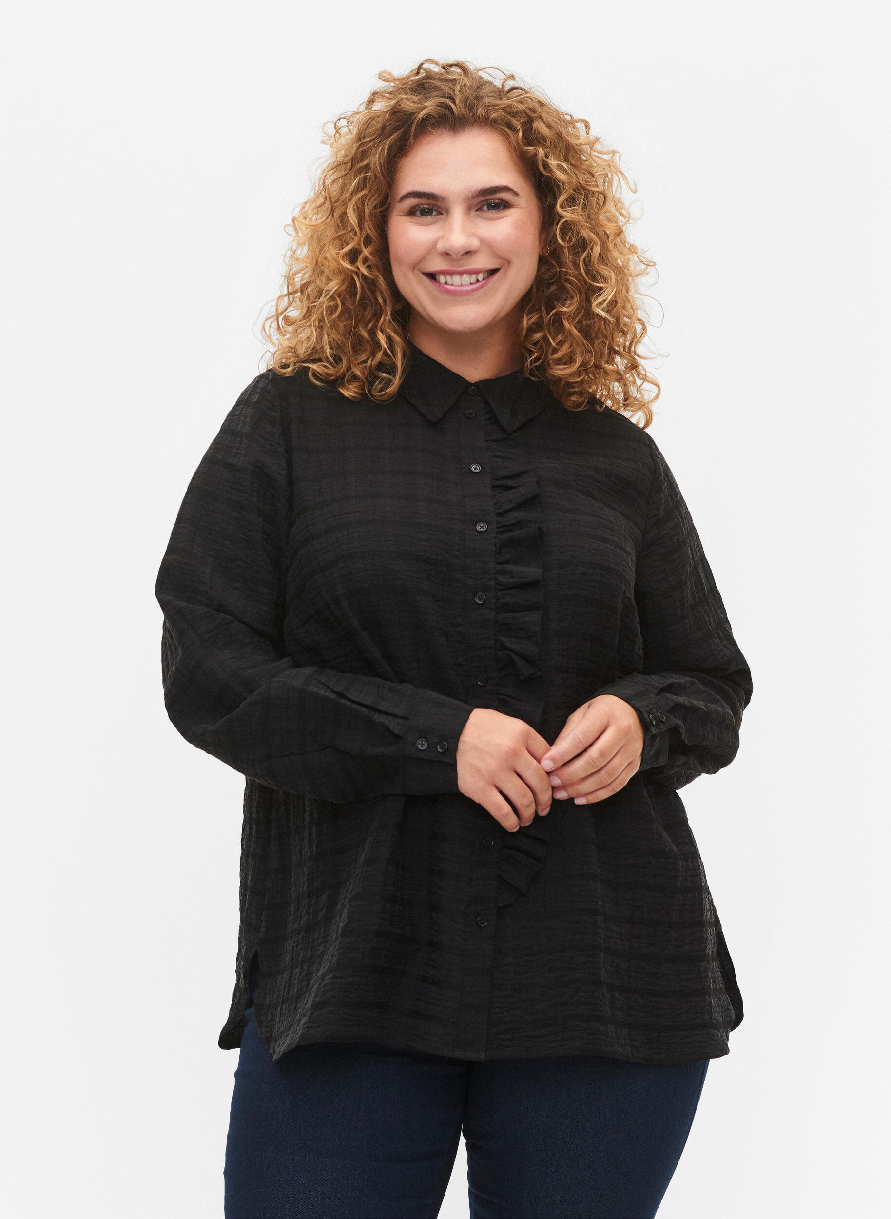 Zizzi Chemise avec structure et d&eacute;tails volant&eacute;s, Black, Model image number 0
