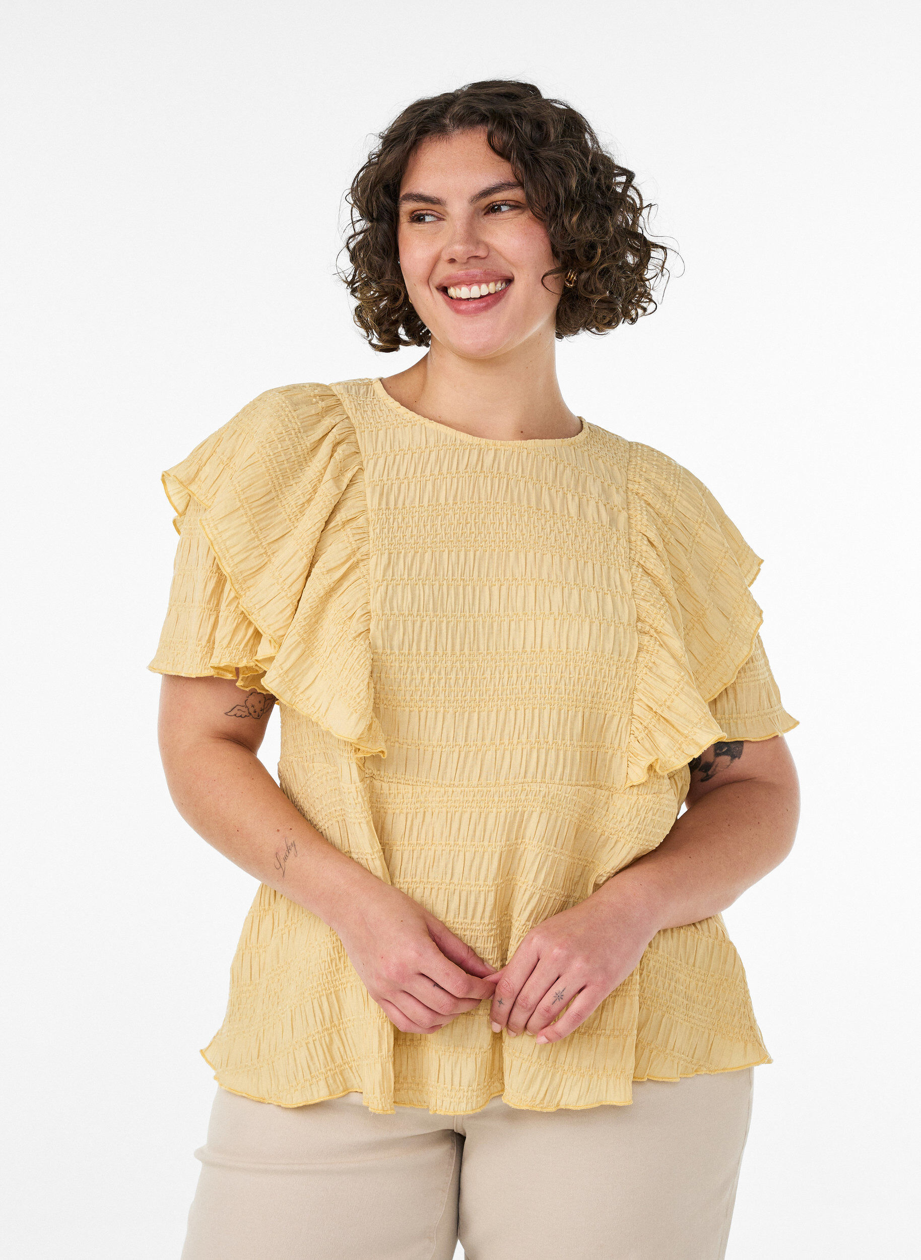 ZizziBlouse avec texture smock&eacute;e et manches &agrave; volants, Jaune clair, Model image number 0