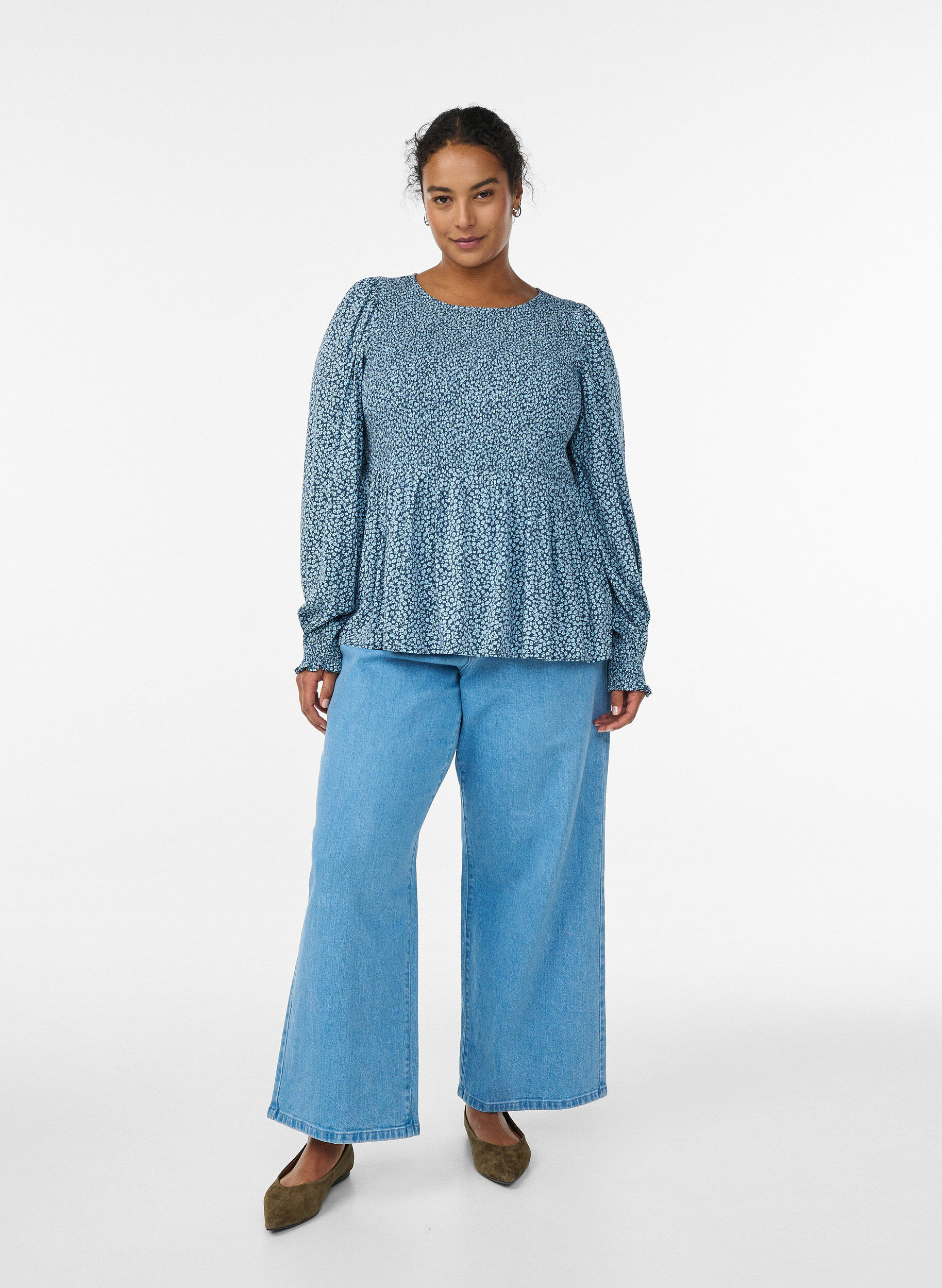 ZizziBlouse avec haut smock&eacute; et imprim&eacute; fleuri, Bleu, Model image number 1