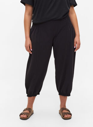 Pantalon 3/4 ample avec détail en smock, Black, Model image number 2